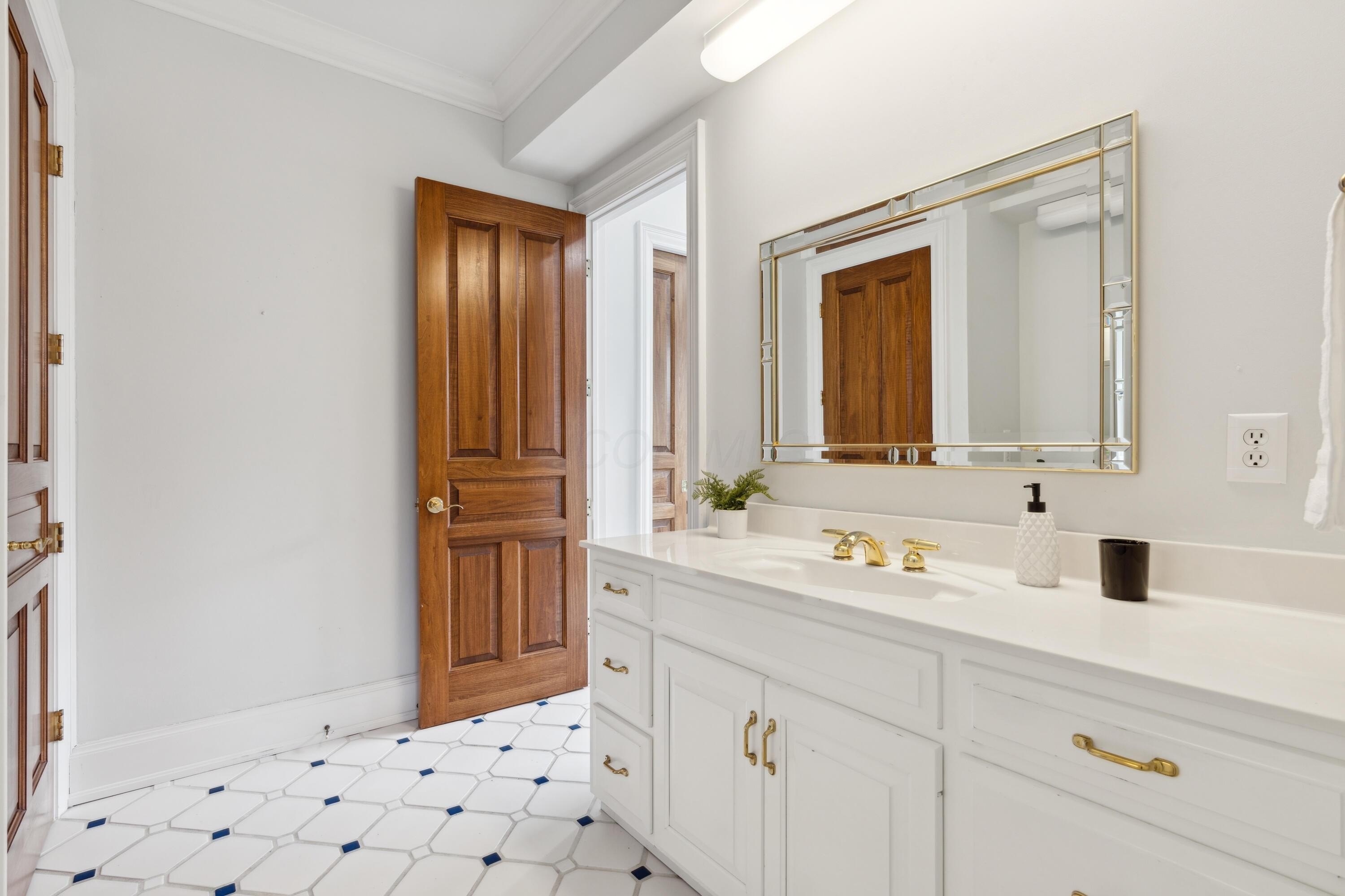 Columbus, Ohio, 43220, United States, 5 Bedrooms Bedrooms, ,5 BathroomsBathrooms,Residential,For Sale,1798291