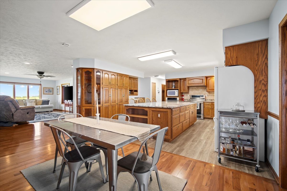 Saunemin, Illinois, 61769, United States, 4 Bedrooms Bedrooms, ,4 BathroomsBathrooms,Residential,For Sale,1958383