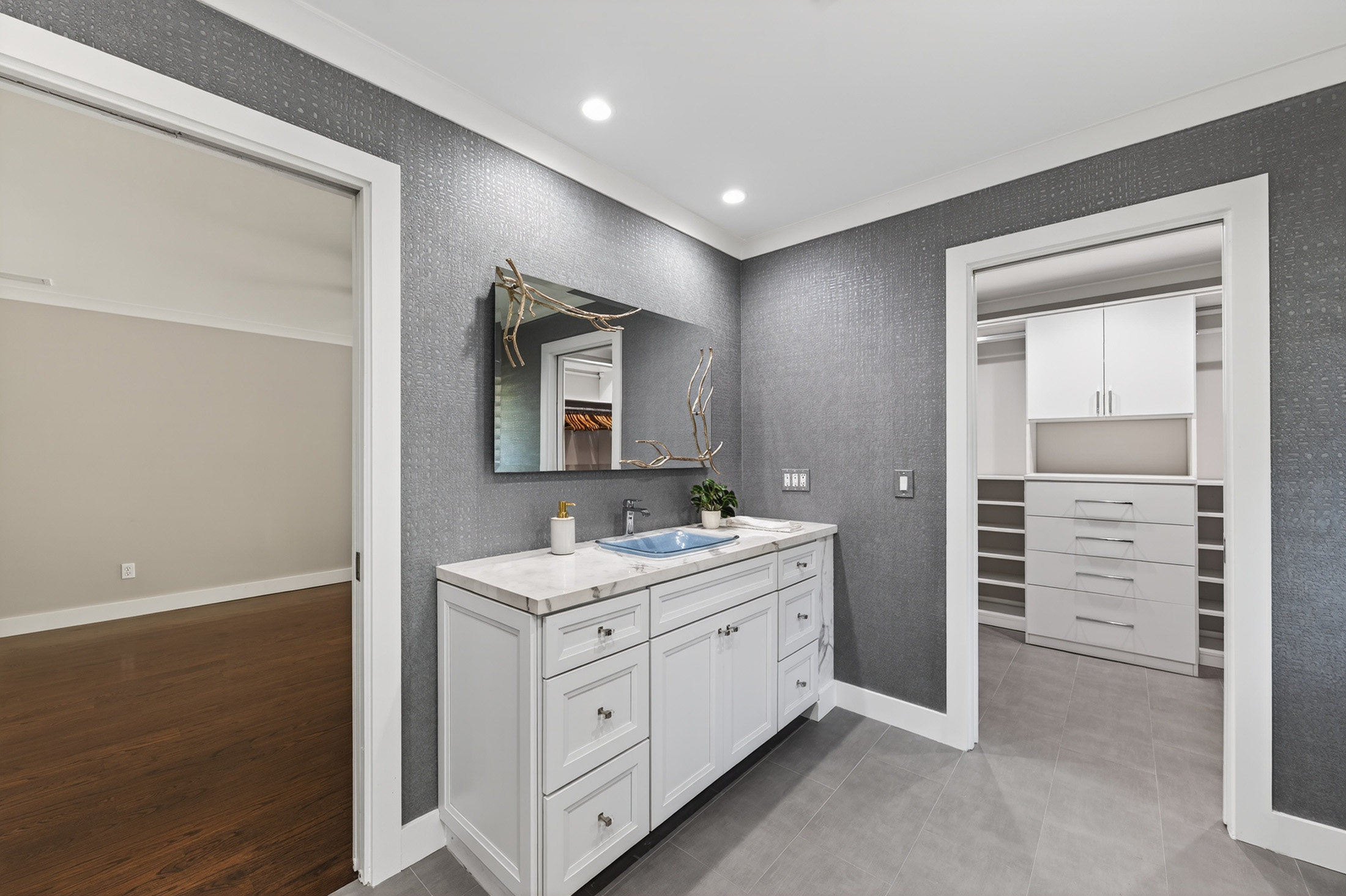  A Rare Turnkey Opportunity in the Center of it All - 物件實景