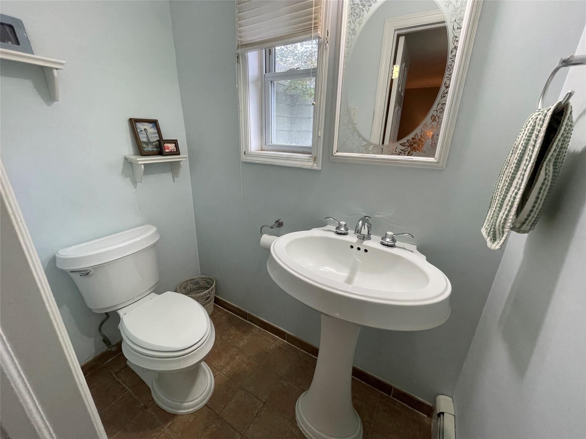Lindenhurst, New York, 11757, United States, 3 Bedrooms Bedrooms, ,2 BathroomsBathrooms,Residential,For Sale,1920601