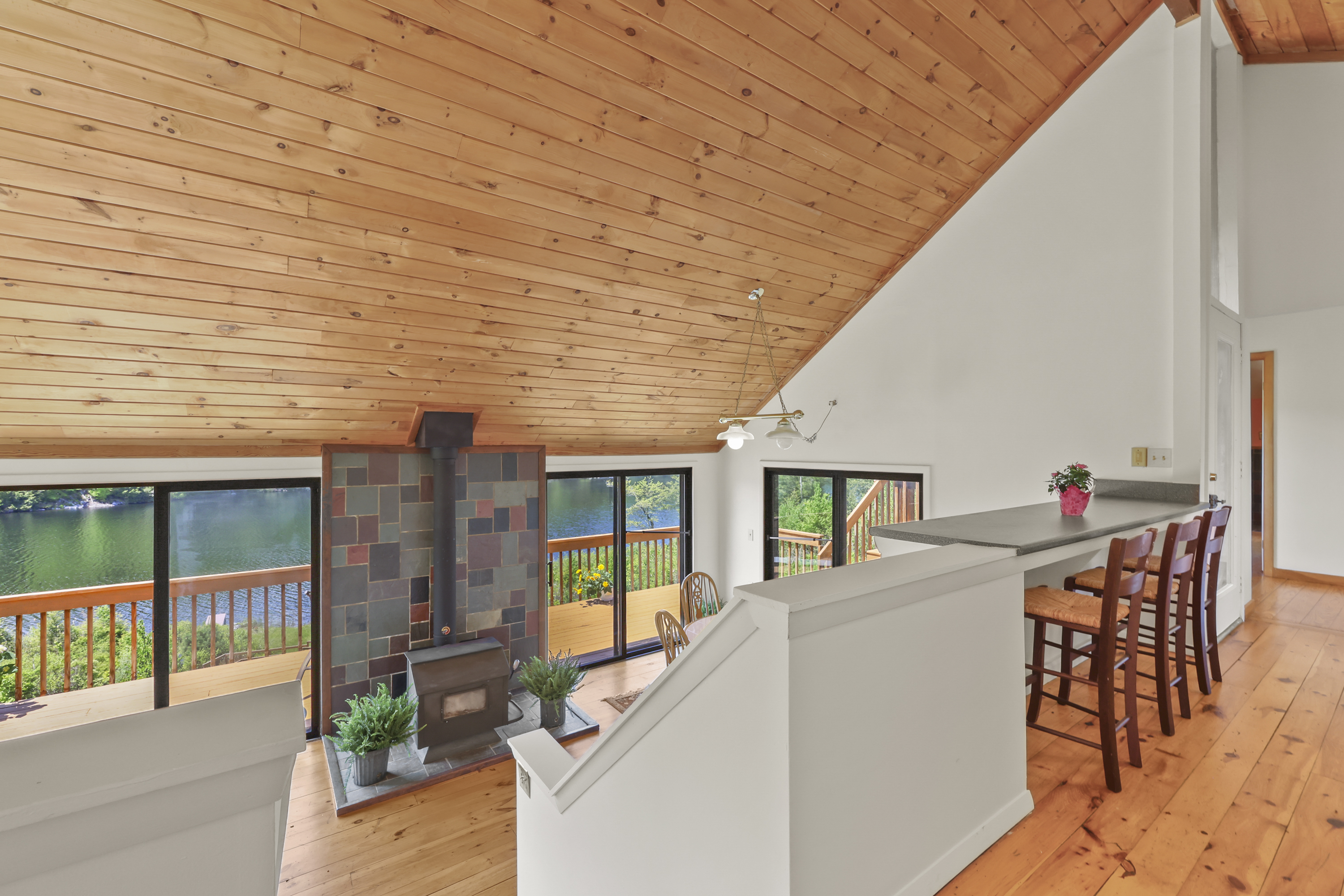  Exceptional Waterfront Retreat on Tranquil Hayes Pond - 物件實景