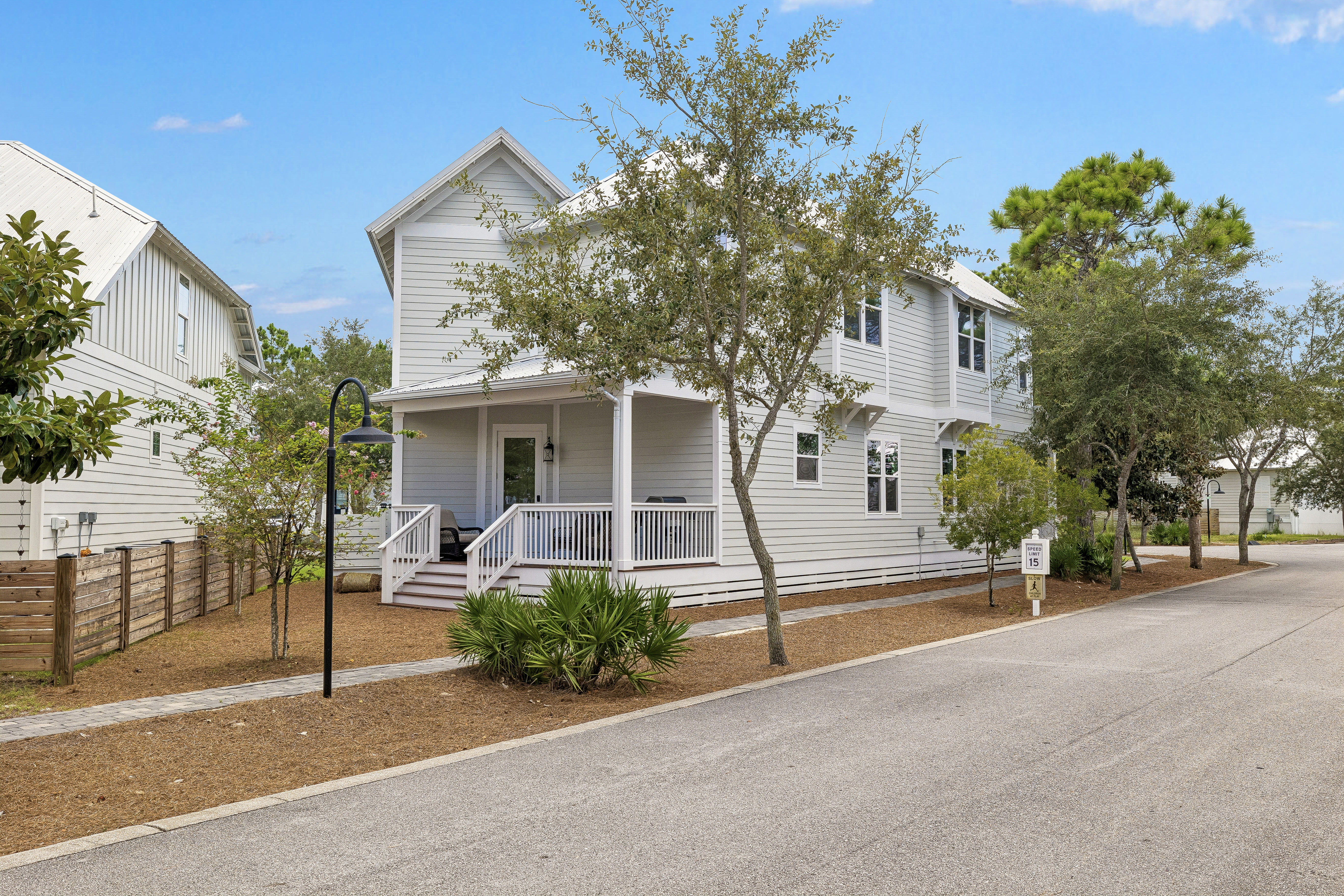  Spacious Newer-Build Home With Wraparound Porch On Gated Community Corner Lot - 物件實景
