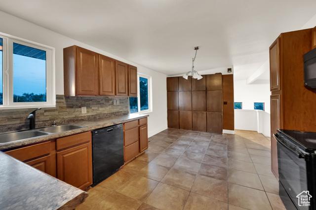 Centerville, Utah, 84014, United States, 4 Bedrooms Bedrooms, ,3 BathroomsBathrooms,Residential,For Sale,1983489