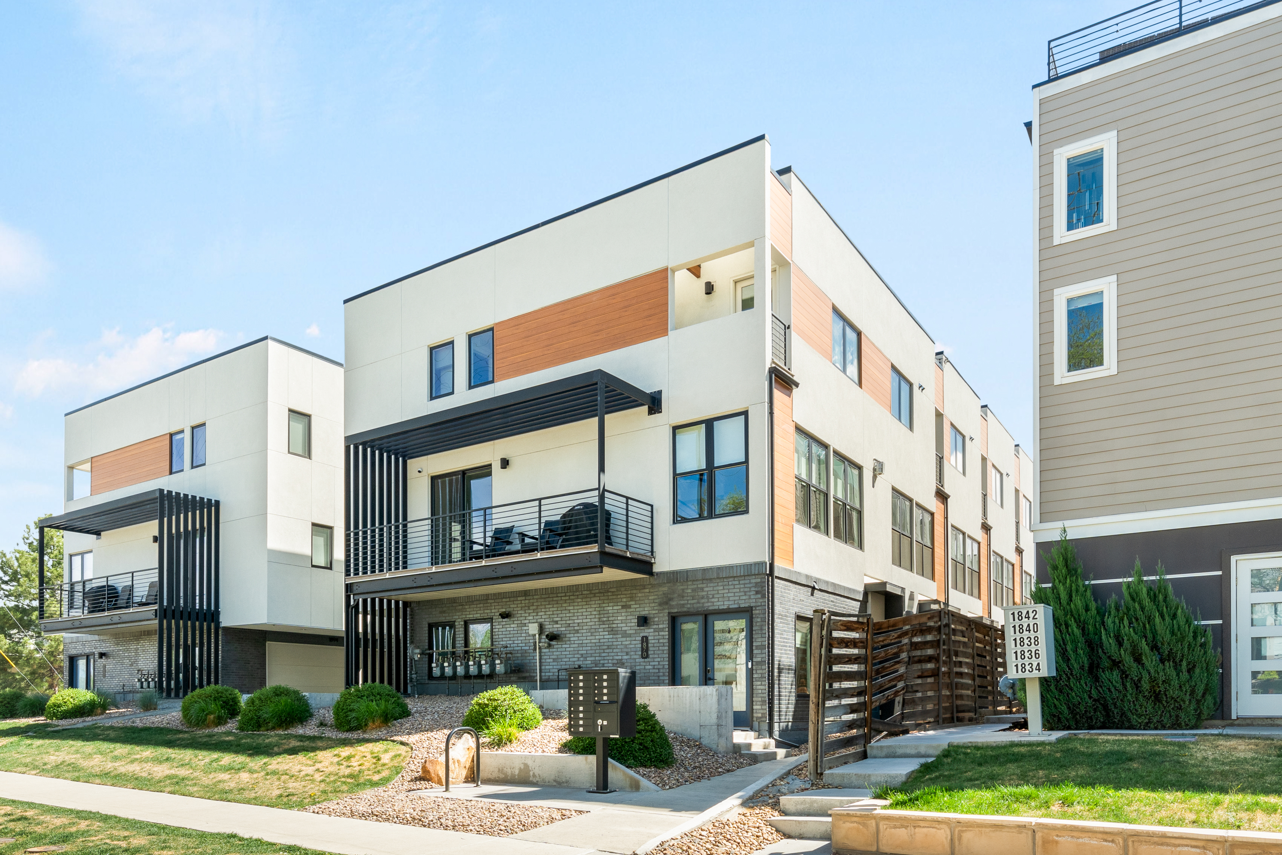  Sweeping, Unobstructed Mountain Views From This Sloan