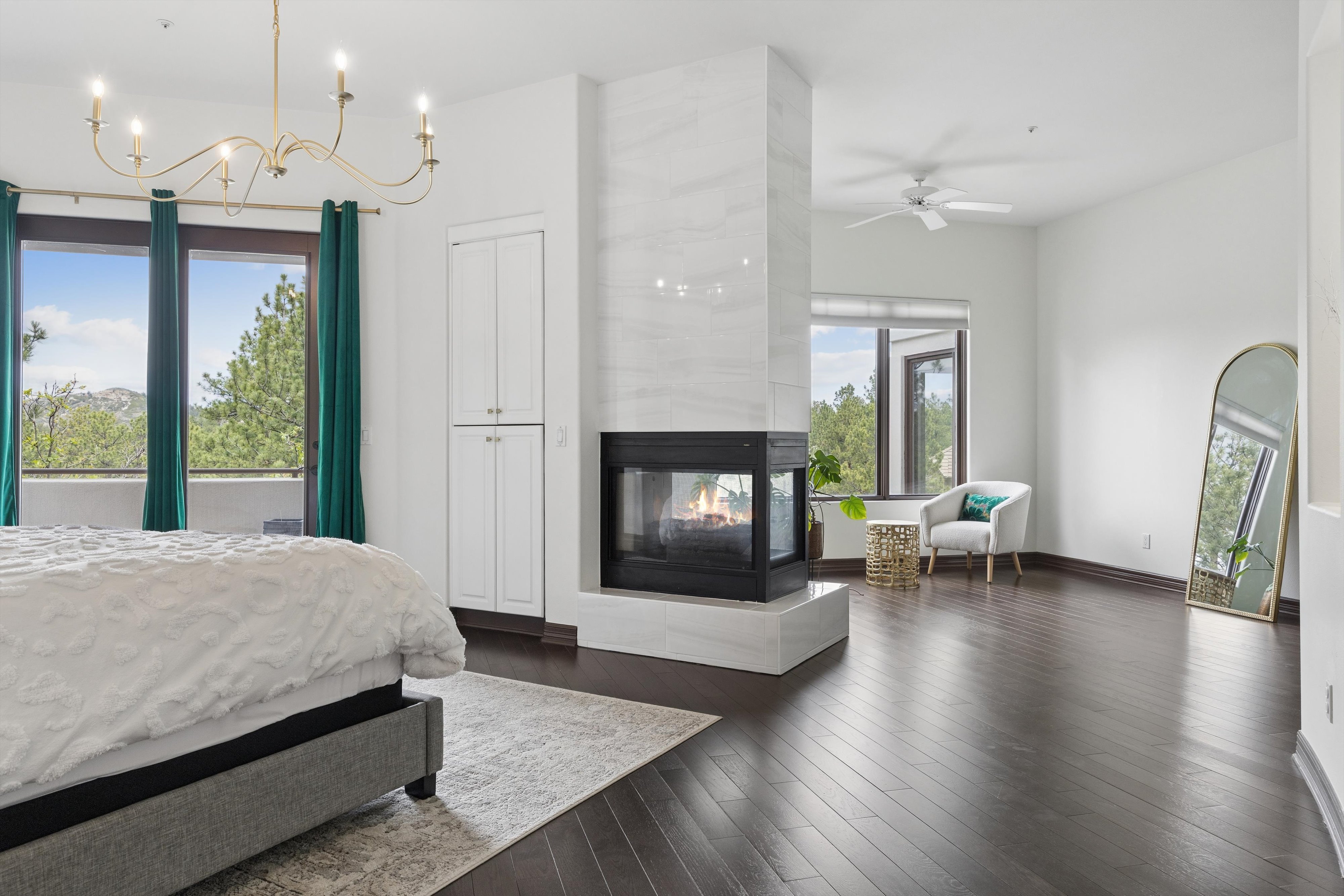  Remodeled 4 Bed 6 Bath Residence Offering Mountain, Sunset Views & Privacy - 物件實景