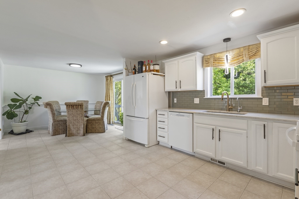Bellingham, Massachusetts, 02019, United States, 3 Bedrooms Bedrooms, ,3 BathroomsBathrooms,Residential,For Sale,1938371