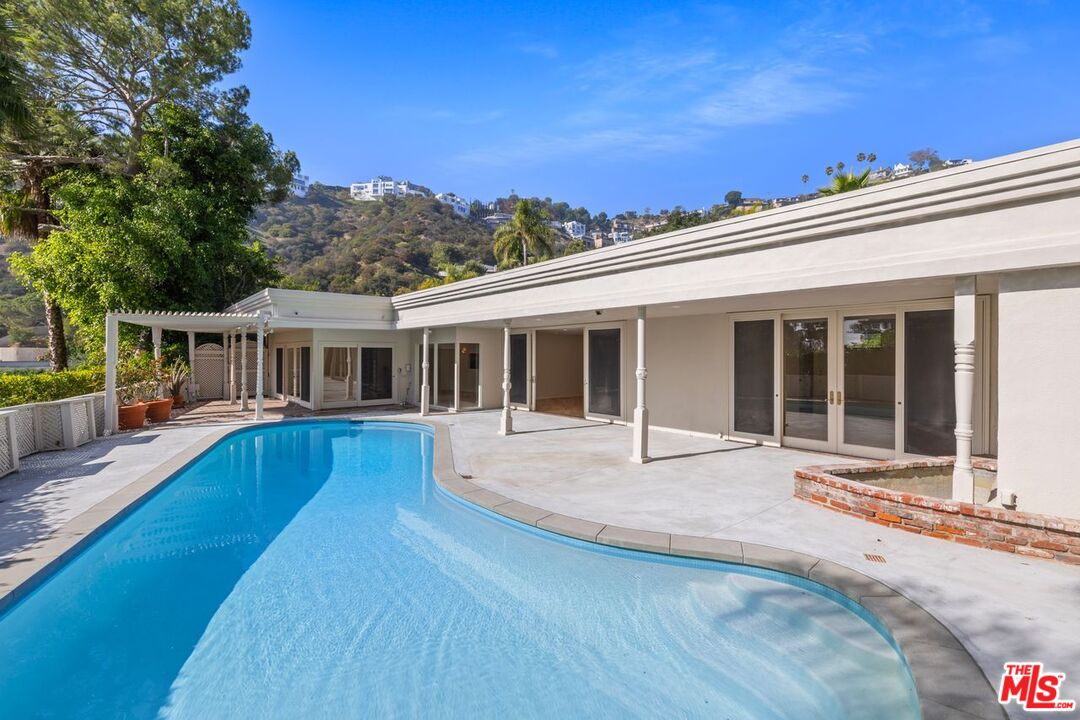 Los Angeles, California, 90069, United States, 4 Bedrooms Bedrooms, ,3 BathroomsBathrooms,Residential,For Sale,1989358