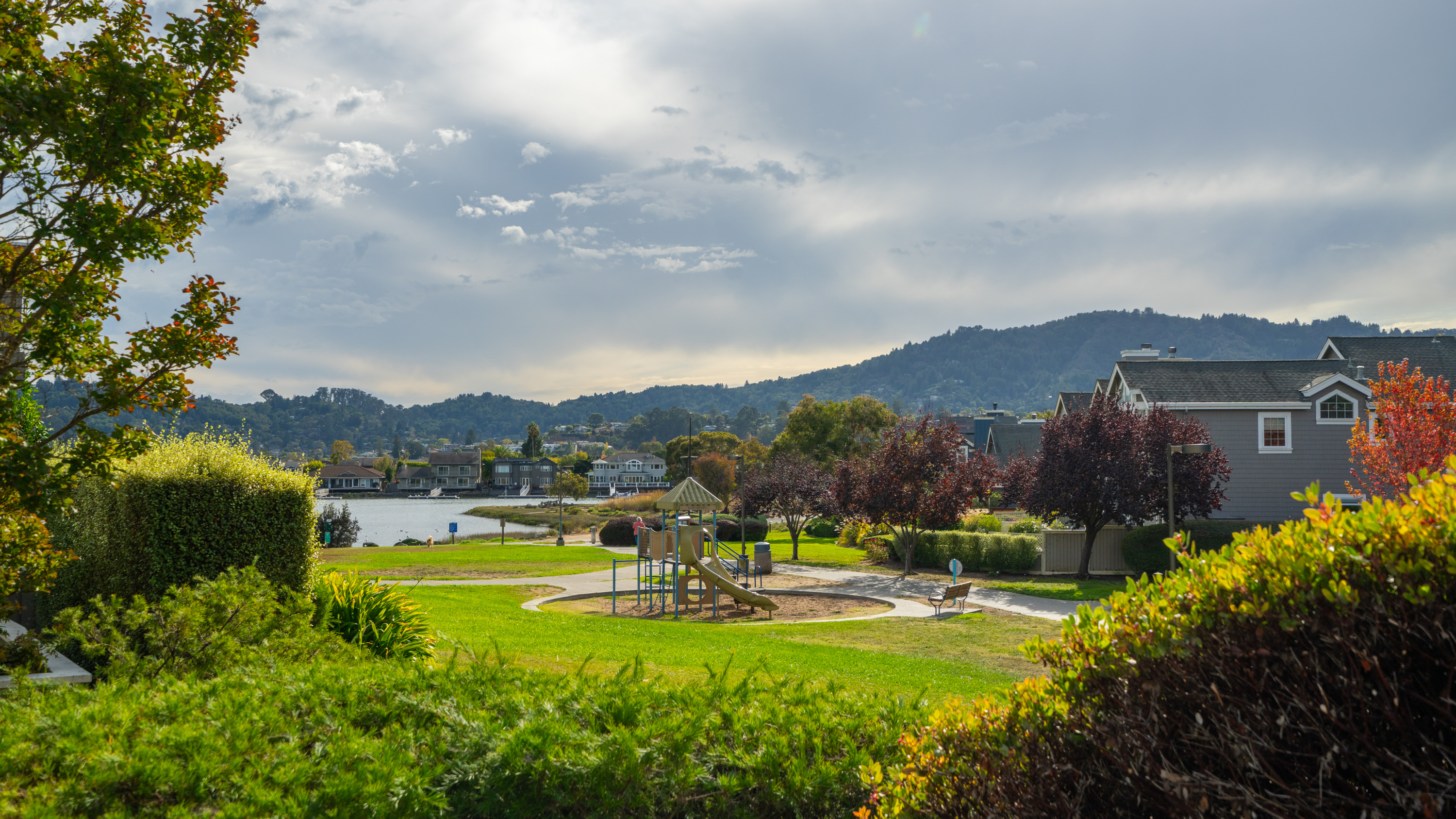  Rare End-Unit Retreat With Views - 物件實景