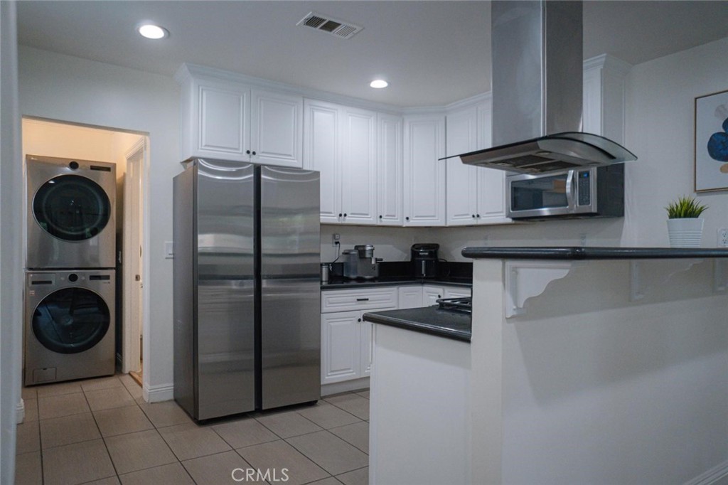 Los Angeles, California, 90043, United States, 3 Bedrooms Bedrooms, ,2 BathroomsBathrooms,Residential,For Sale,1981905