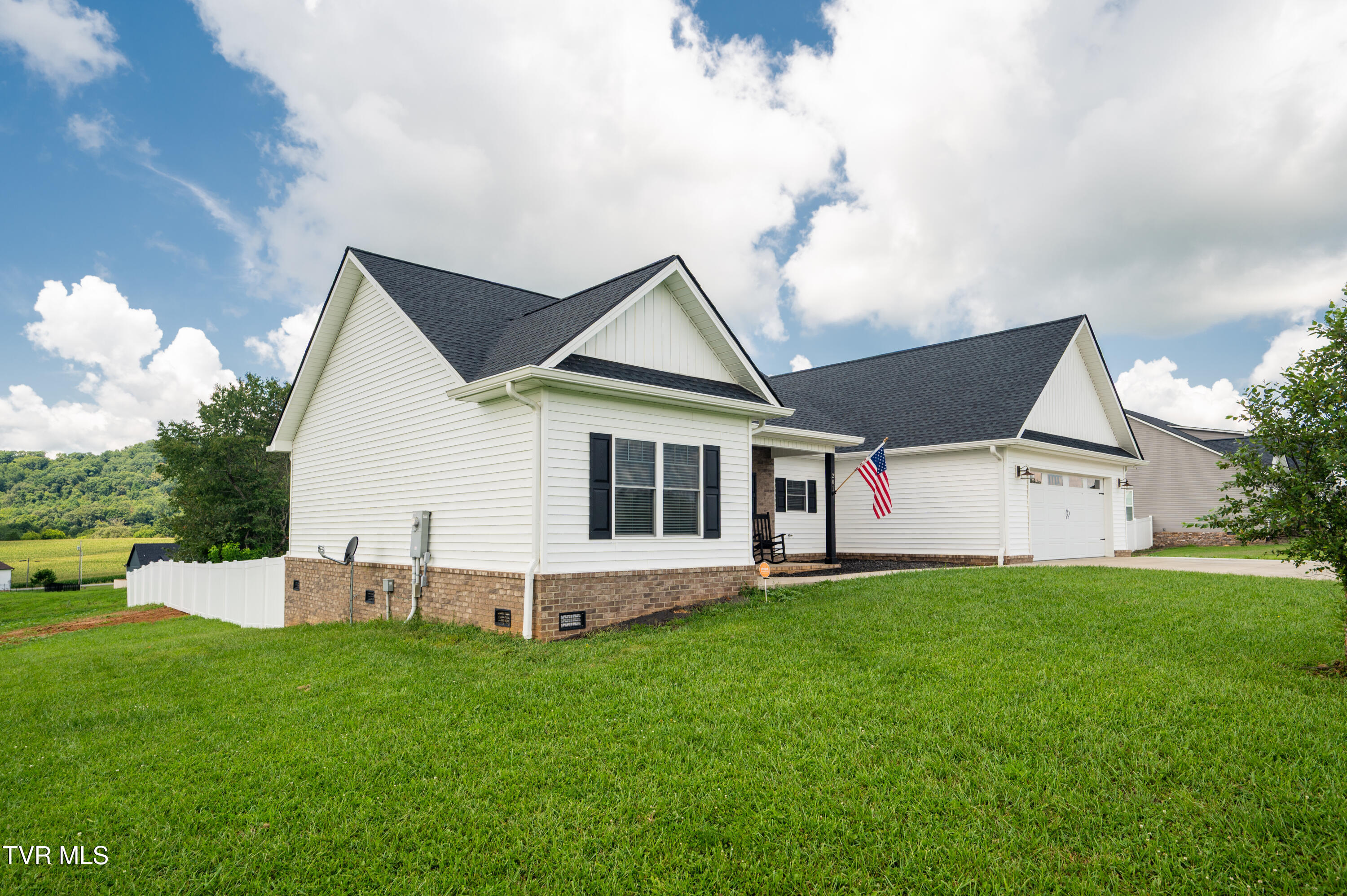 Jonesborough, Tennessee, 37659, United States, 3 Bedrooms Bedrooms, ,2 BathroomsBathrooms,Residential,For Sale,1979321