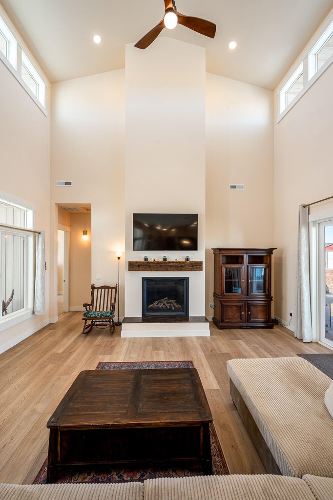 Parowan, Utah, 84761, United States, 3 Bedrooms Bedrooms, ,3 BathroomsBathrooms,Residential,For Sale,1992445