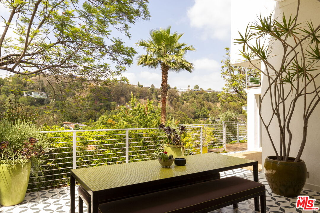 Los Angeles, California, 90068, United States, 3 Bedrooms Bedrooms, ,4 BathroomsBathrooms,Residential,For Sale,1839885