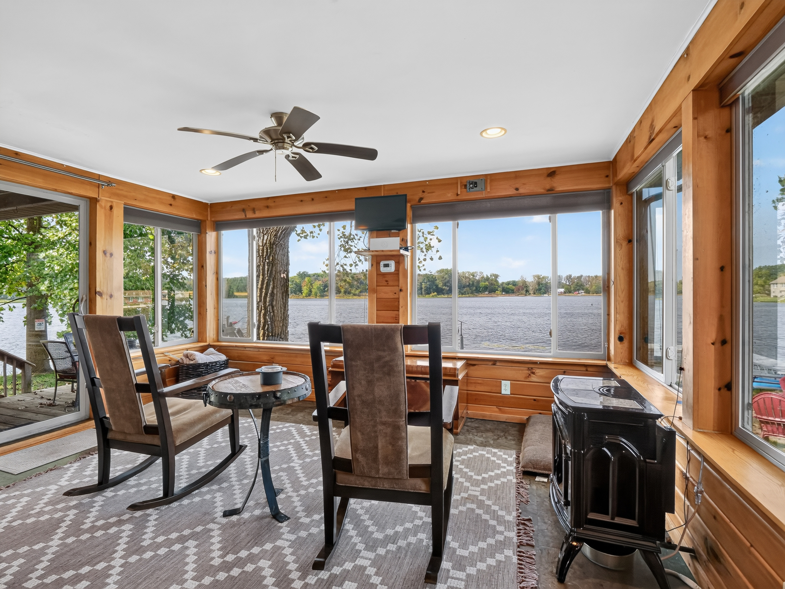  Lovely Three Bedroom Lake Home with Guest Cottage - 物件實景