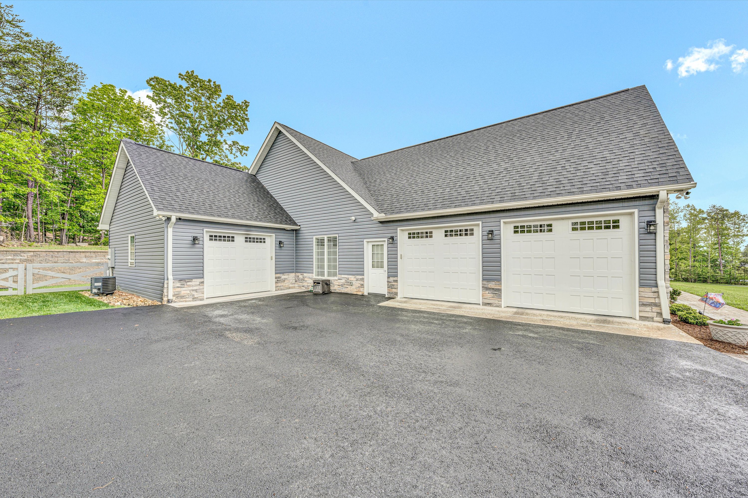 Blue Ridge, Virginia, 24064, United States, 4 Bedrooms Bedrooms, ,3 BathroomsBathrooms,Residential,For Sale,1930042