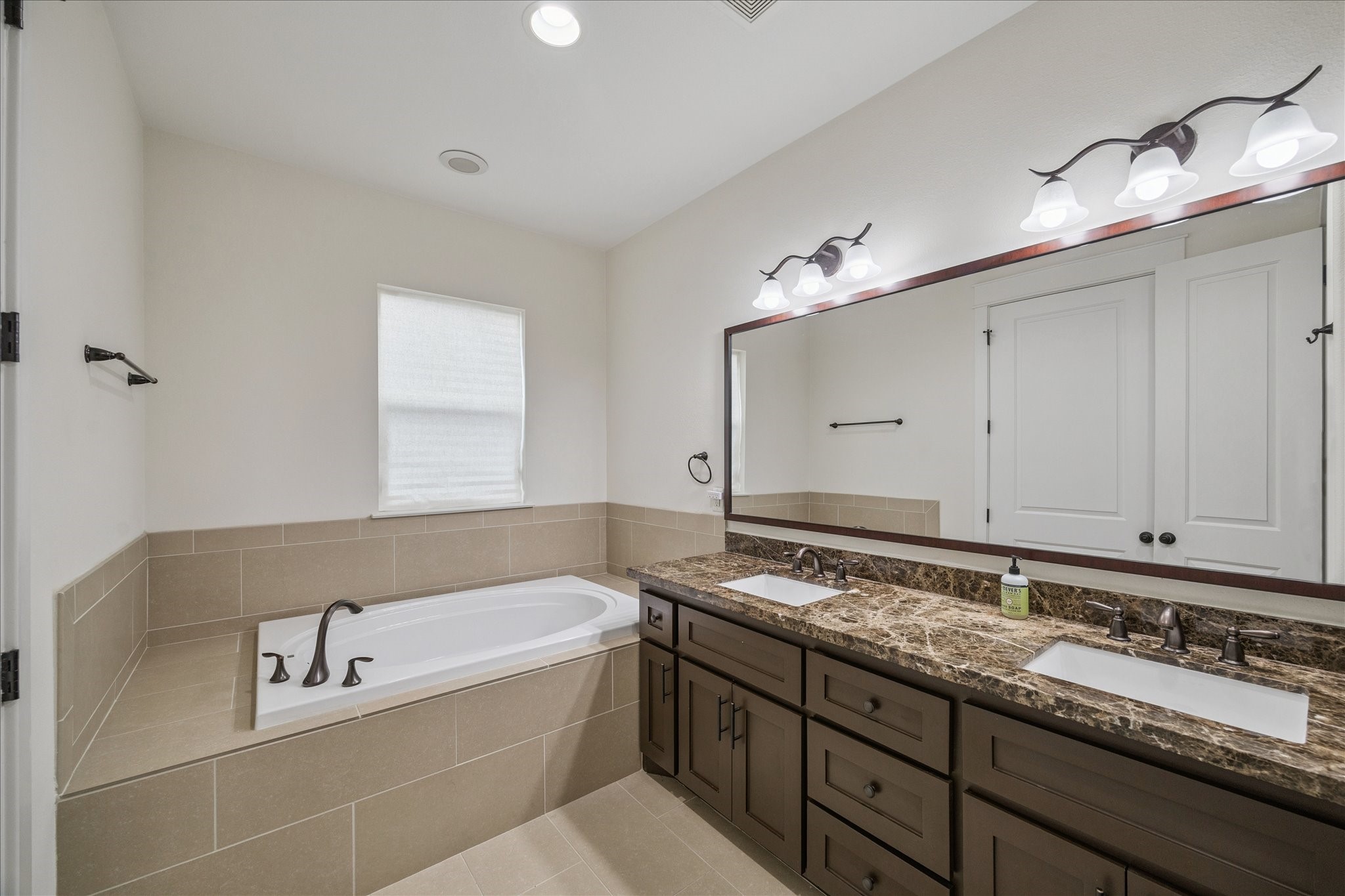  1425 W 23rd Street B - 物件實景