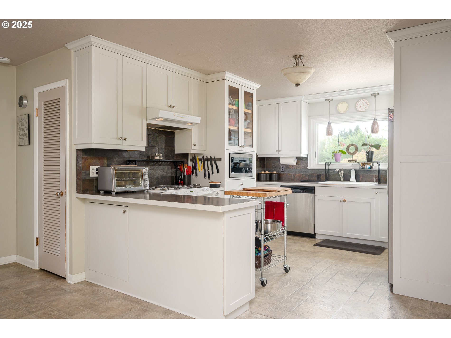 Milwaukie, Oregon, 97267, United States, 3 Bedrooms Bedrooms, ,2 BathroomsBathrooms,Residential,For Sale,1911420