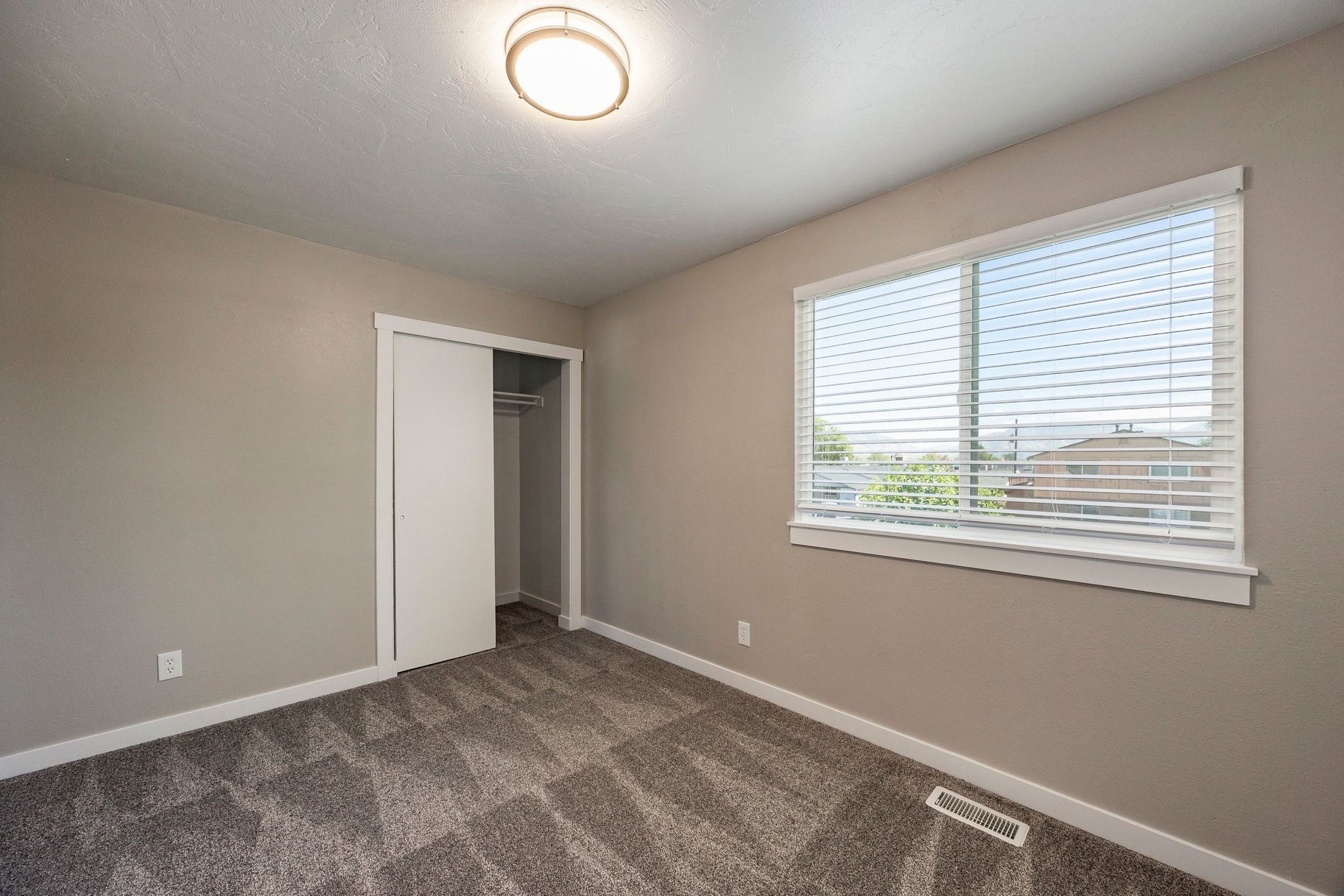  Turnkey Duplex Opportunity with Long-Term Tenant in Place - 物件實景