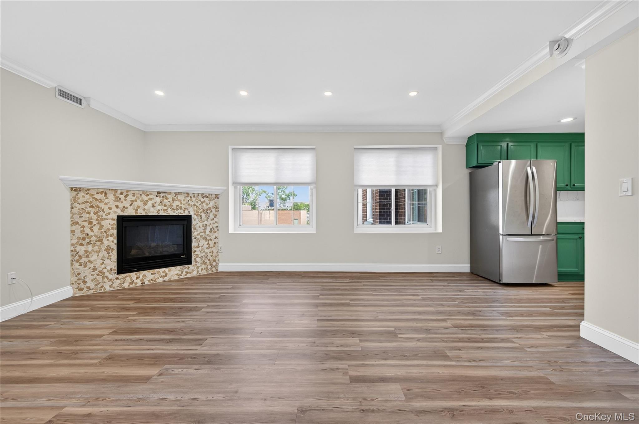  242 Maple Avenue, Westbury, NY, 11590 - 物件實景