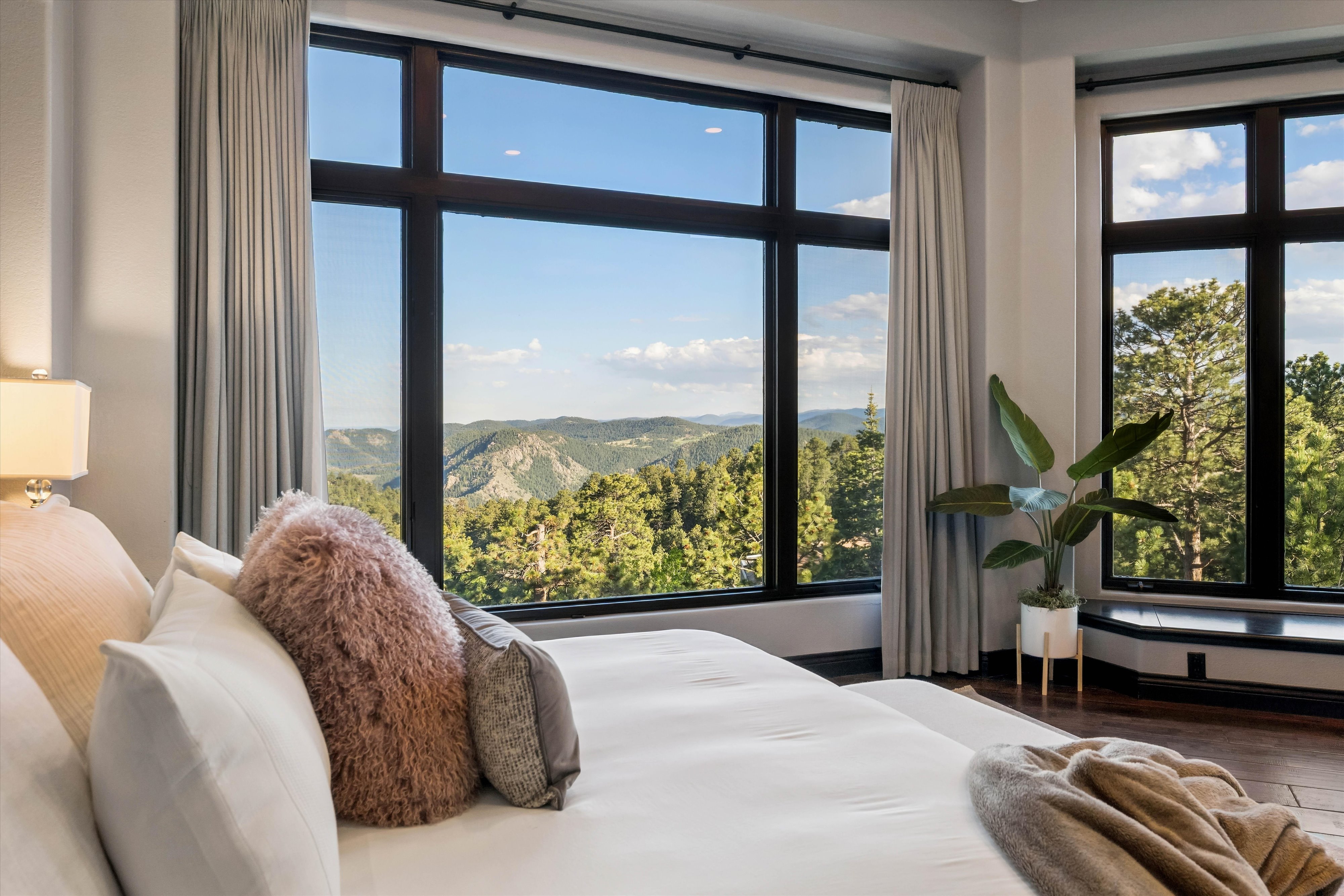  Imagine Waking Up to a Magnificent Sunrise Painting the Sky in Vibrant Hues - 物件實景
