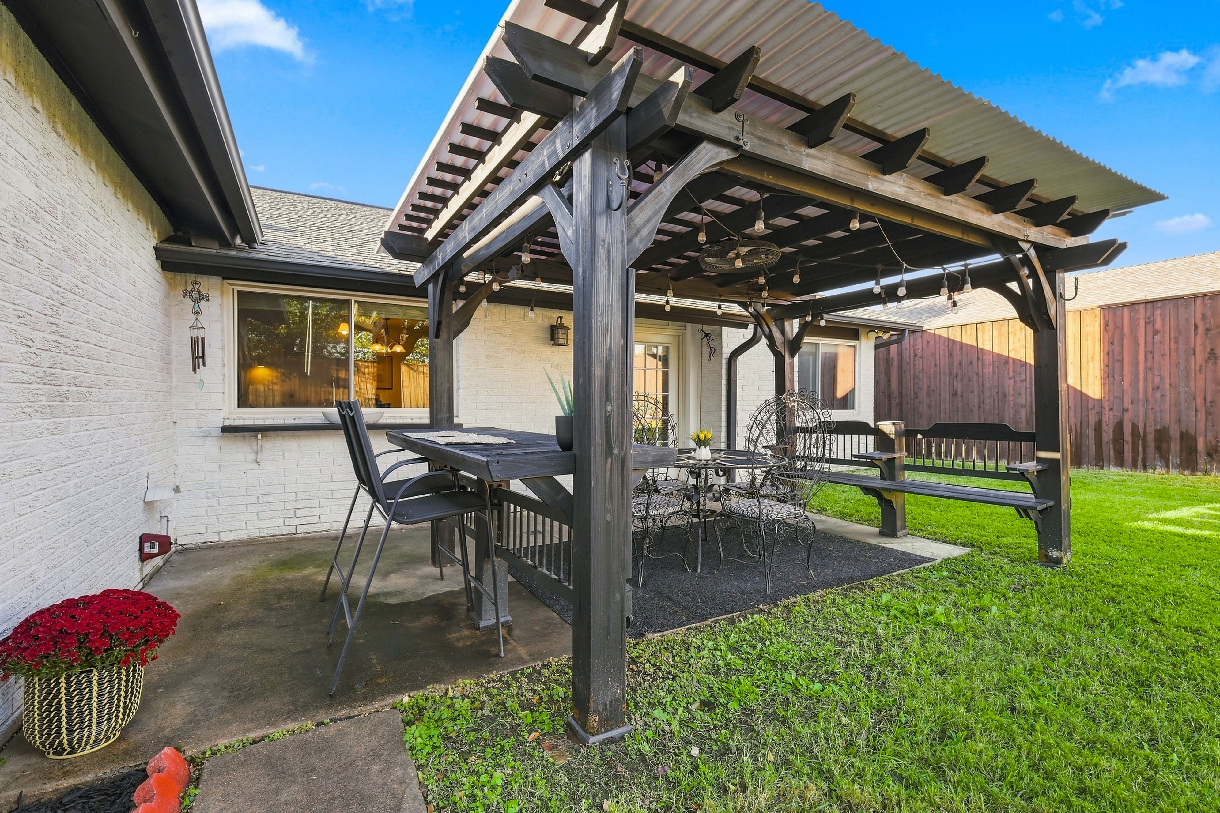  Established Neighborhood Charm. Private Poolside Retreat. - 物件實景