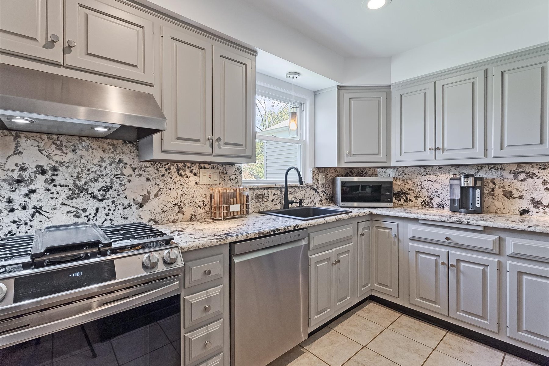  Easy One Floor Ranch Style Home with Vibrant and Perfectly Manicured Property - 物件實景