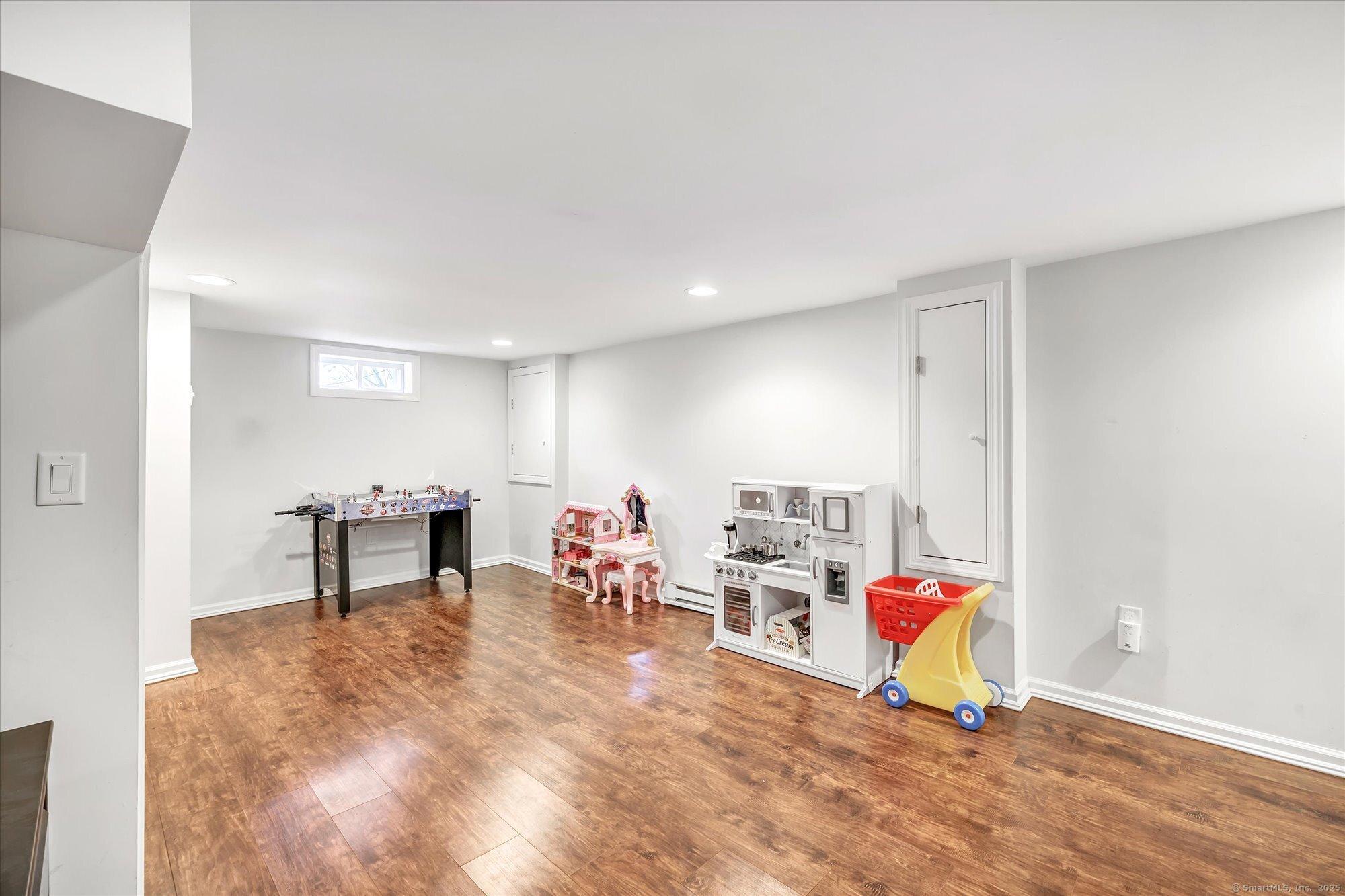 Stratford, Connecticut, 06614, United States, 3 Bedrooms Bedrooms, ,2 BathroomsBathrooms,Residential,For Sale,1978049