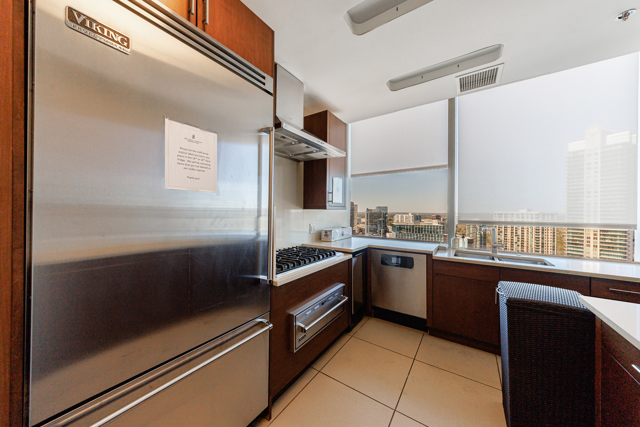  Exceptional One Bedroom Corner Residence with Sweeping Skyline Views - 物件實景