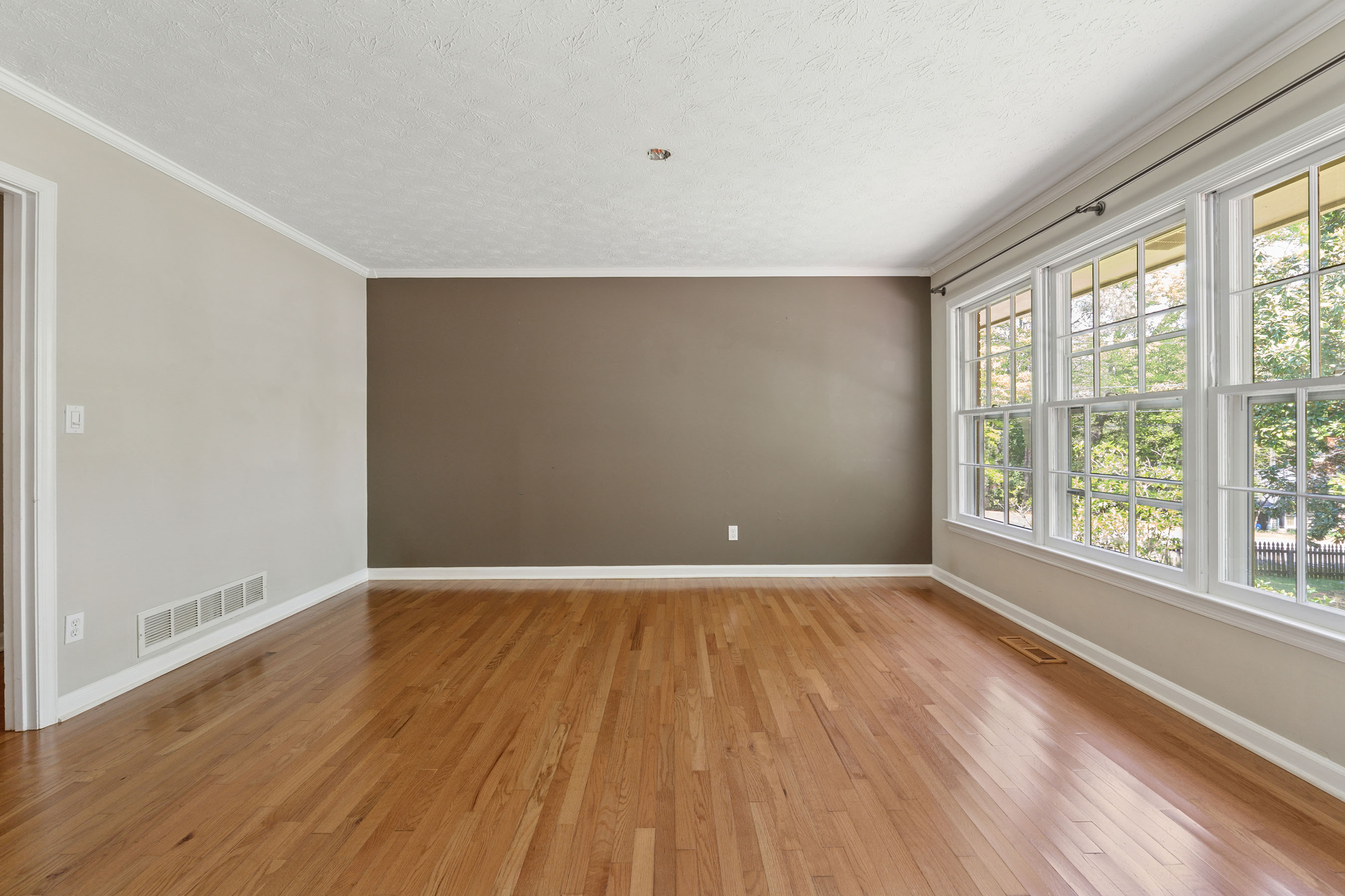  One of the Last Remaining Opportunities on Sought-After Meadow Drive in Downtown - 物件實景