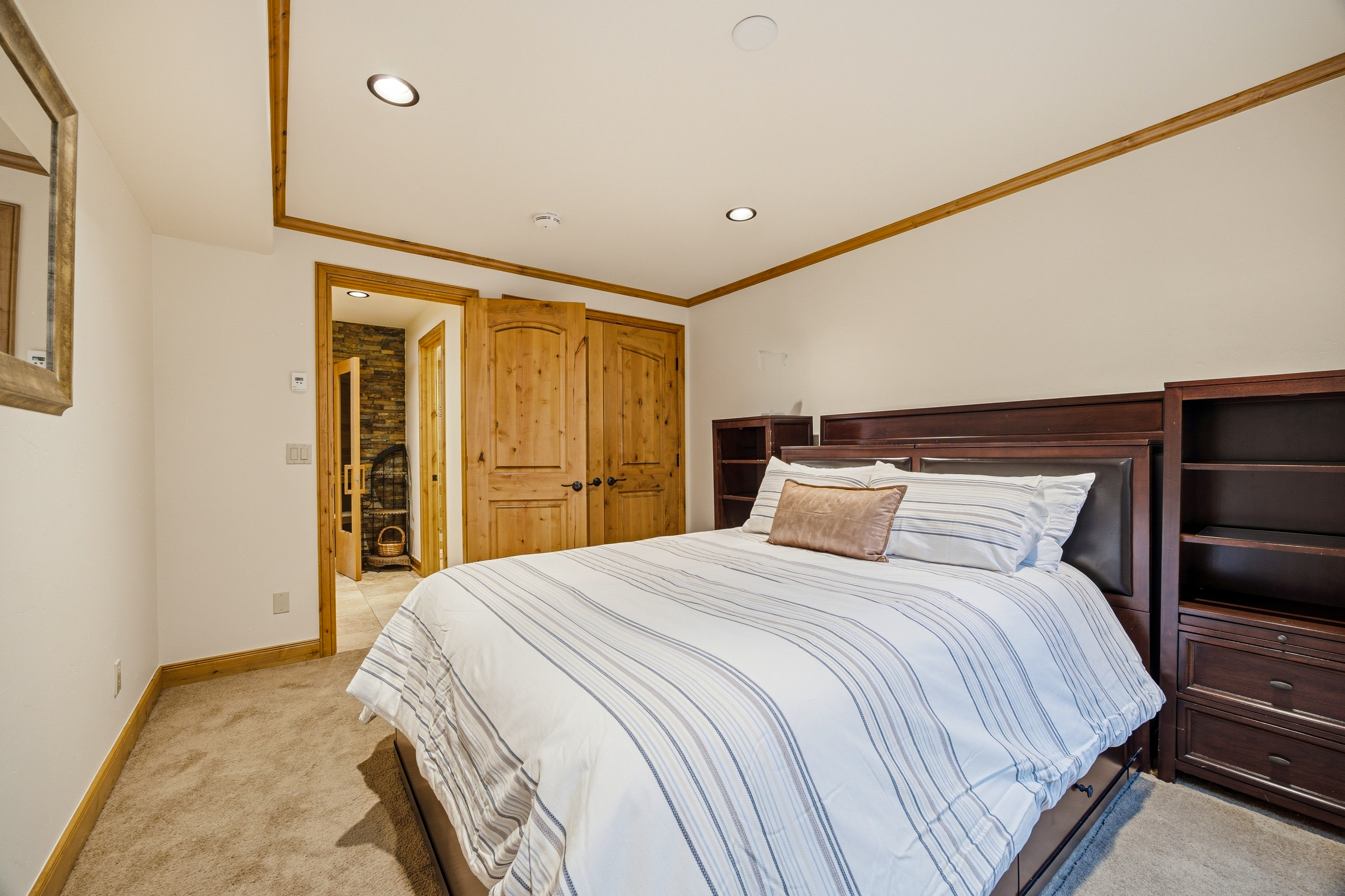  Custom-built, Single-family Home in the Exclusive Grand Traverse Neighborhood - 物件實景