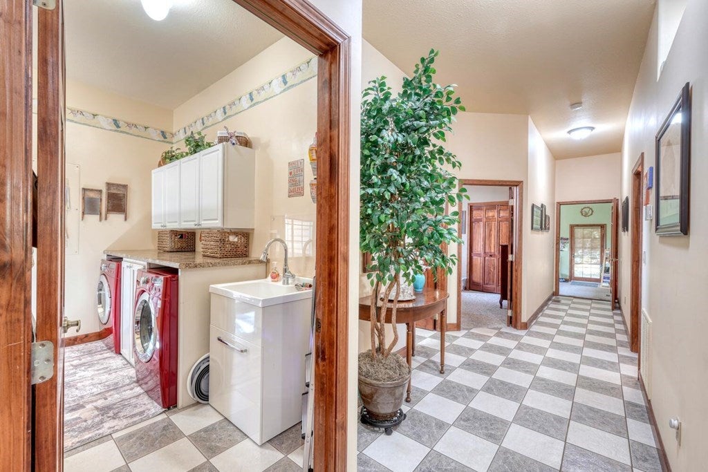 Murphy, North Carolina, 28906, United States, 3 Bedrooms Bedrooms, ,2 BathroomsBathrooms,Residential,For Sale,1926977