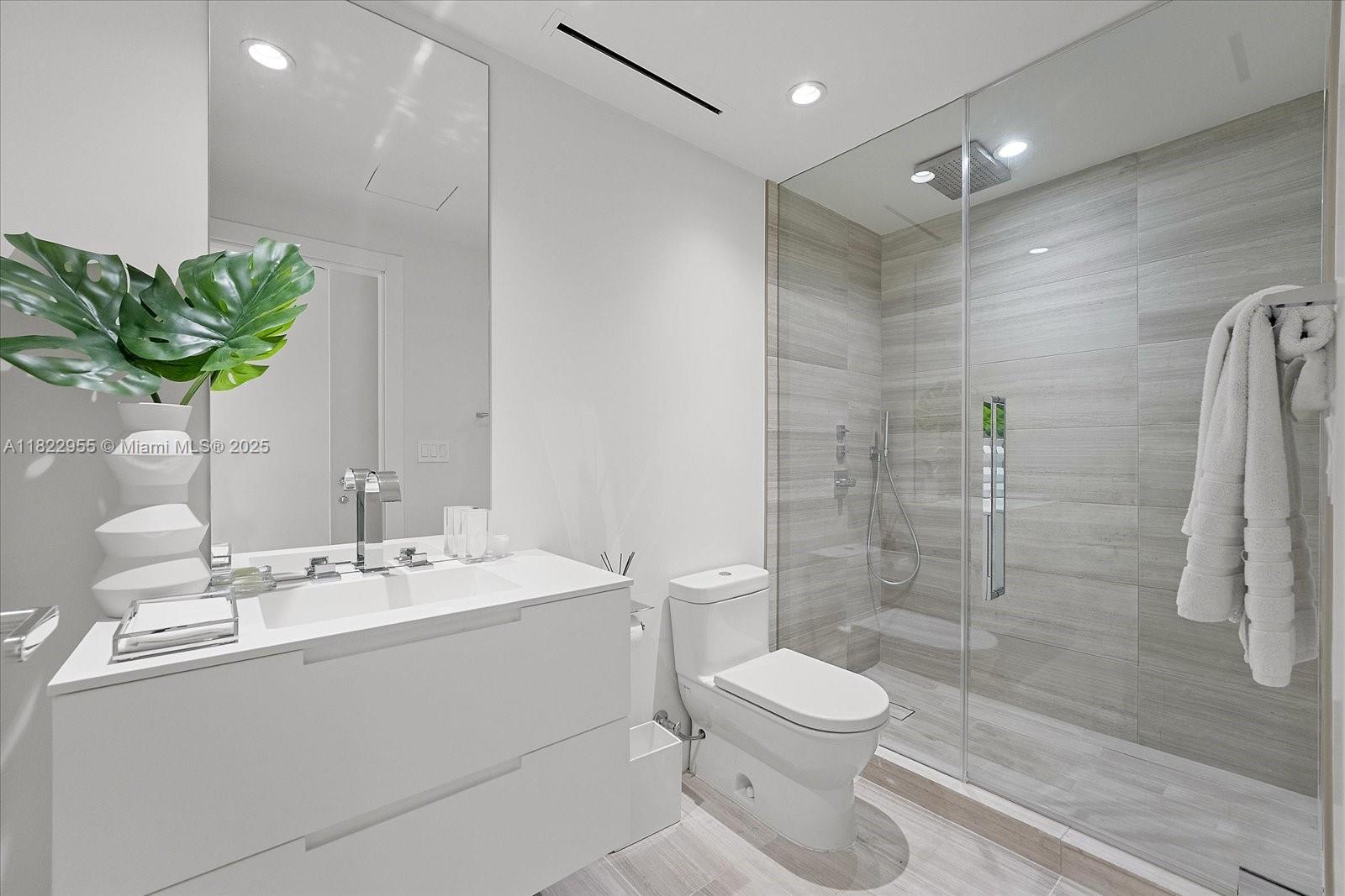 Miami Beach, Florida, 33140, United States, 4 Bedrooms Bedrooms, ,5 BathroomsBathrooms,Residential,For Sale,1949719