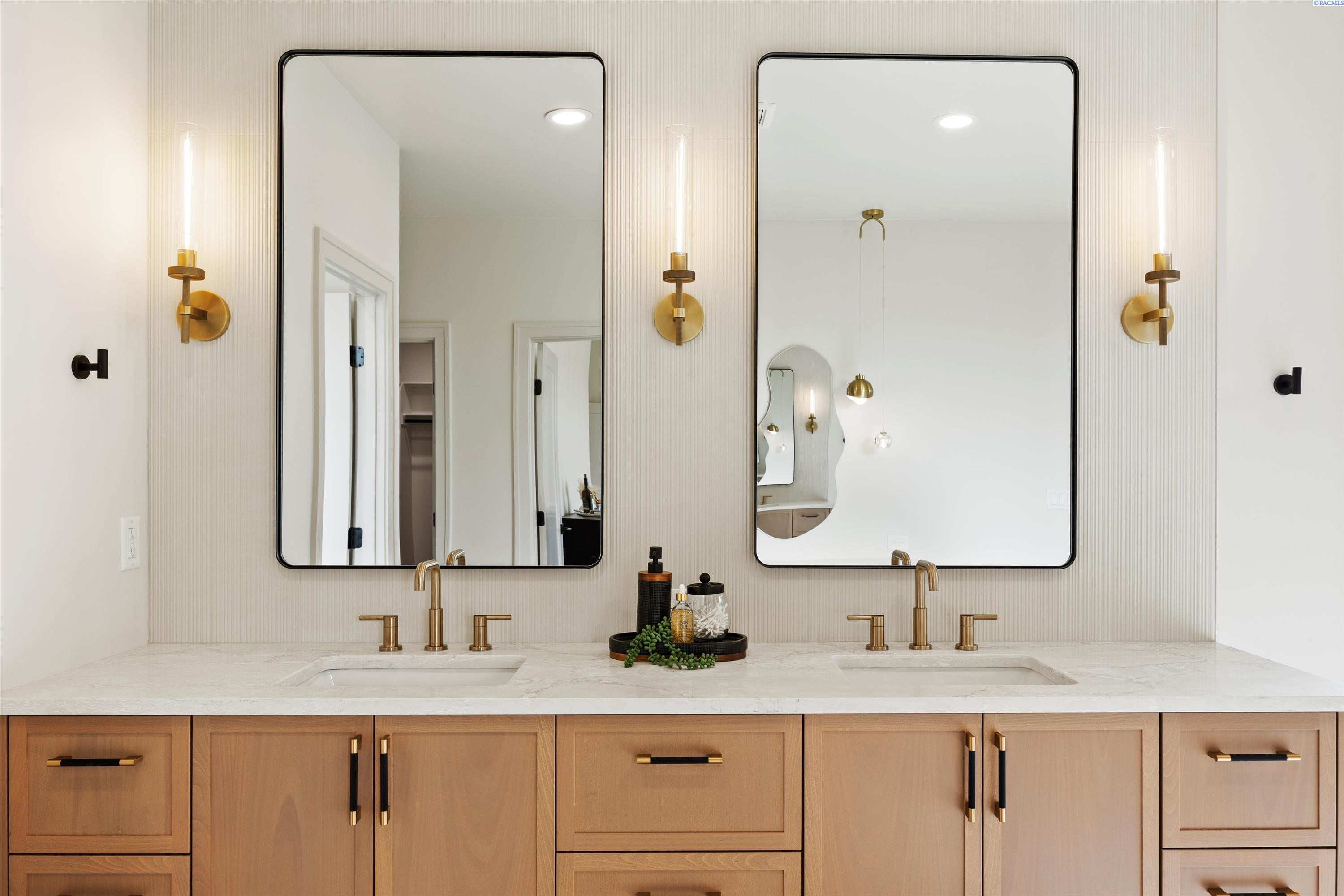 Kennewick, Washington, 99338, United States, 4 Bedrooms Bedrooms, ,4 BathroomsBathrooms,Residential,For Sale,1993366