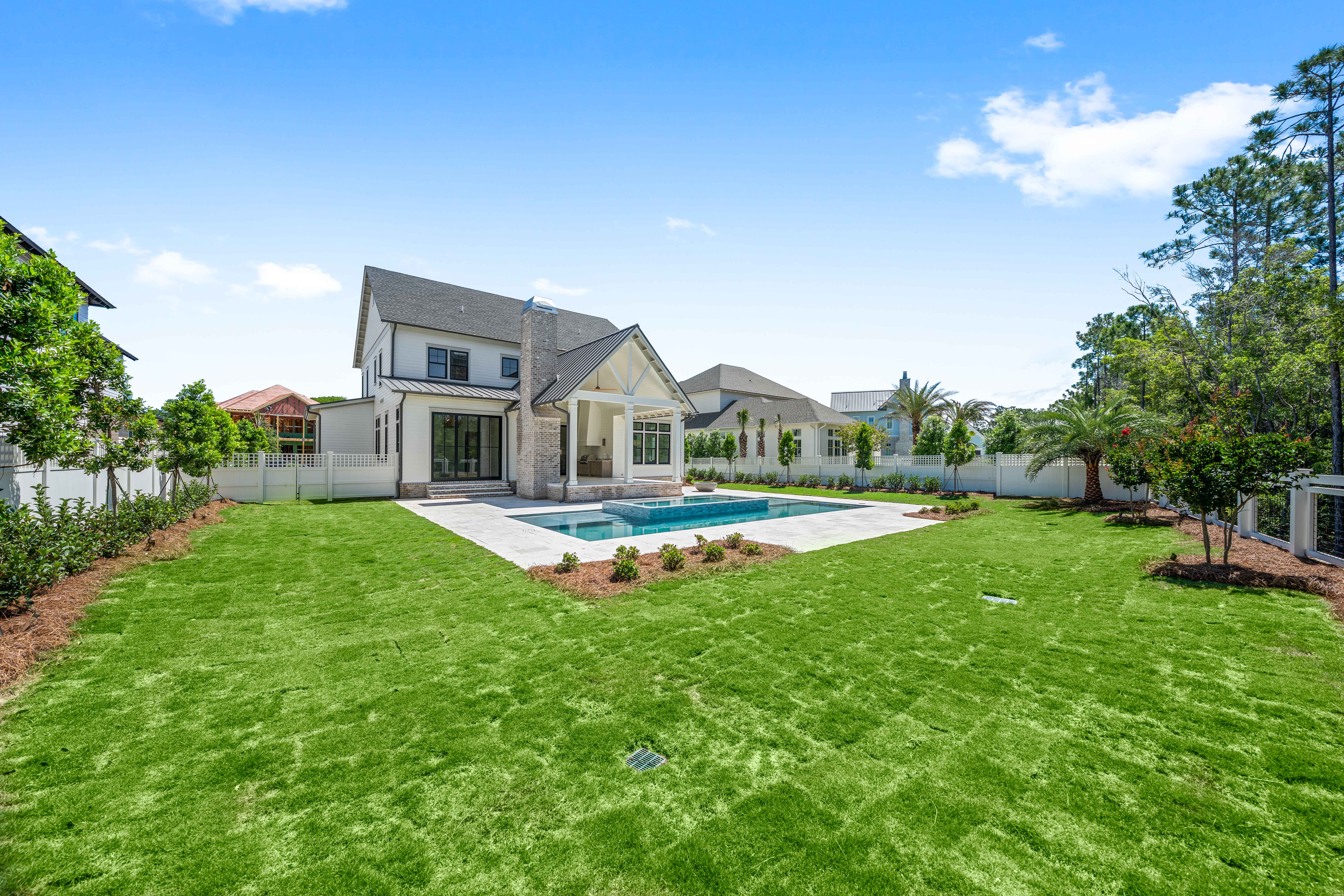  Backyard Oasis with 15x40 Pool, 7x16 Spa, Firepit and Spacious Porch - 物件實景