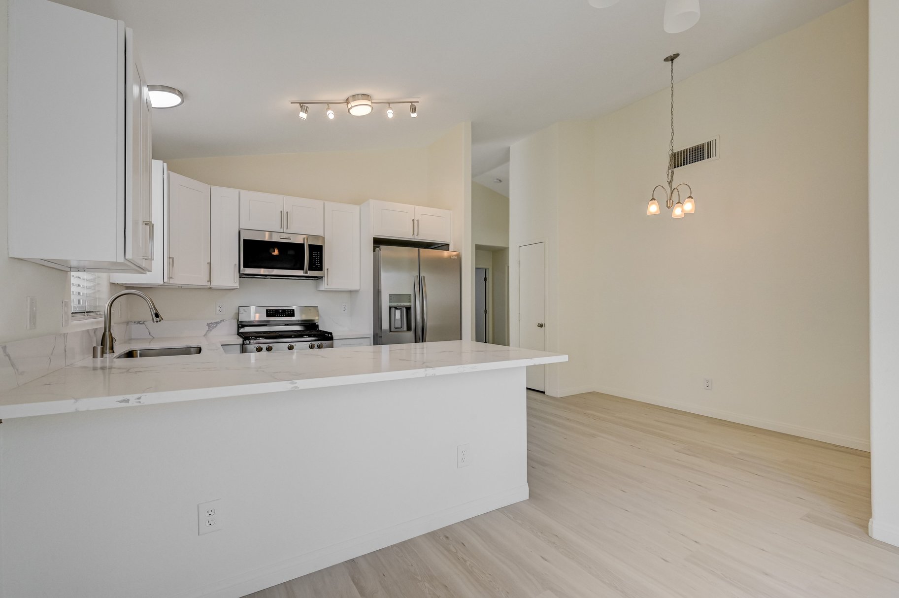  Newly Updated 3 Bed 2 Bath - 物件實景