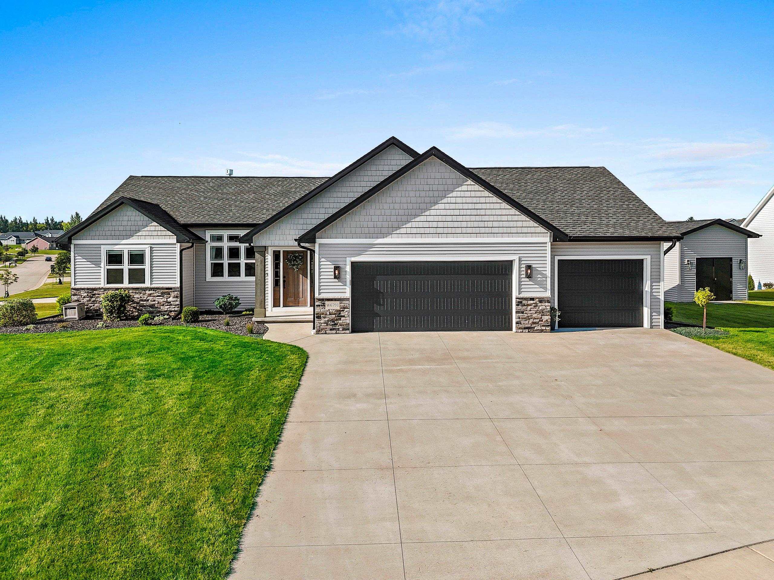 GREENVILLE, Wisconsin, 54942, United States, 4 Bedrooms Bedrooms, ,4 BathroomsBathrooms,Residential,For Sale,1926261