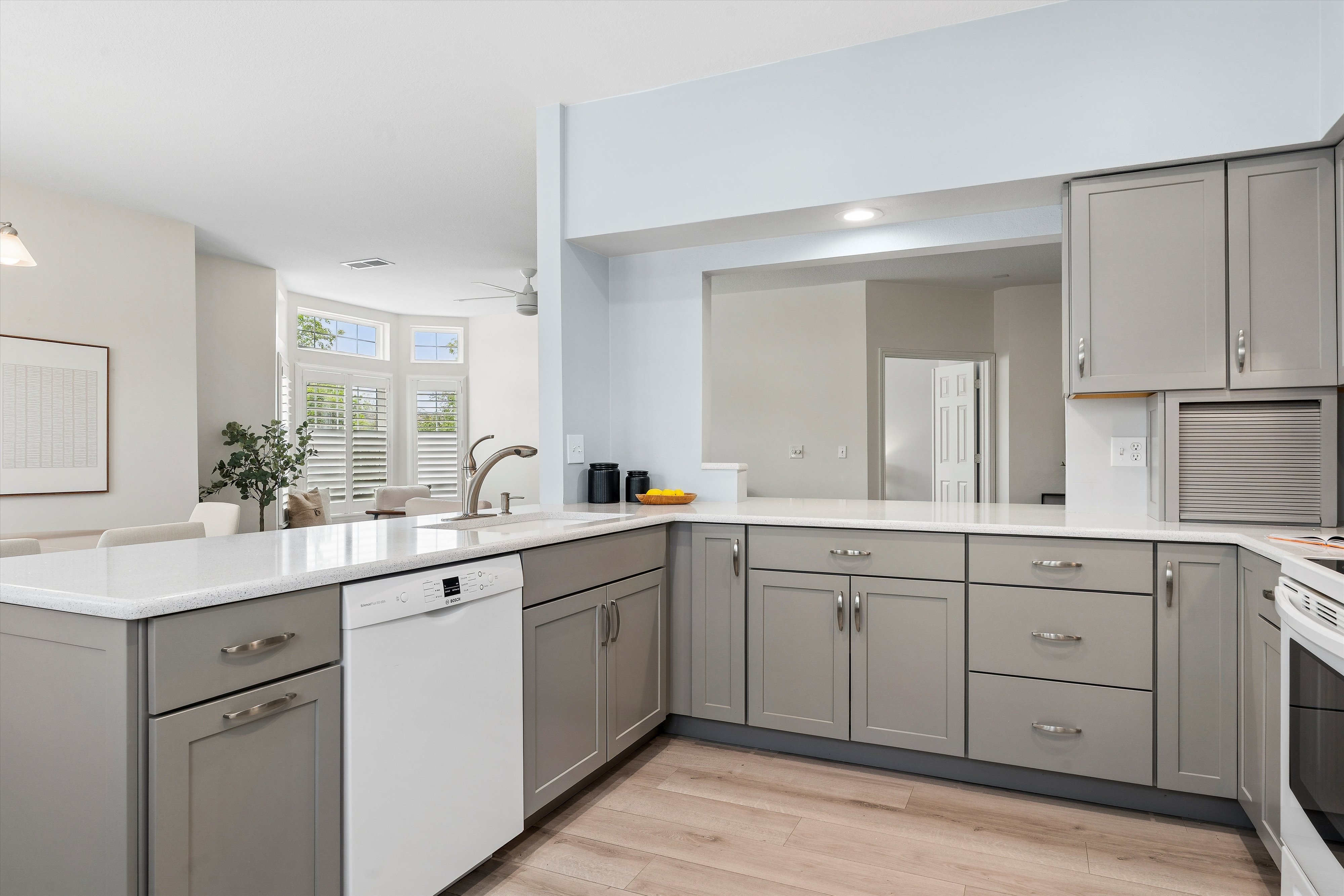  First Floor Corner Unit Condo in 55+ Centennial at Riverwalk in Littleton - 物件實景