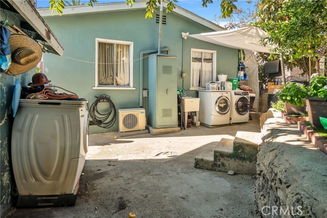 Los Angeles, California, 90023, United States, 3 Bedrooms Bedrooms, ,Residential,For Sale,1879139
