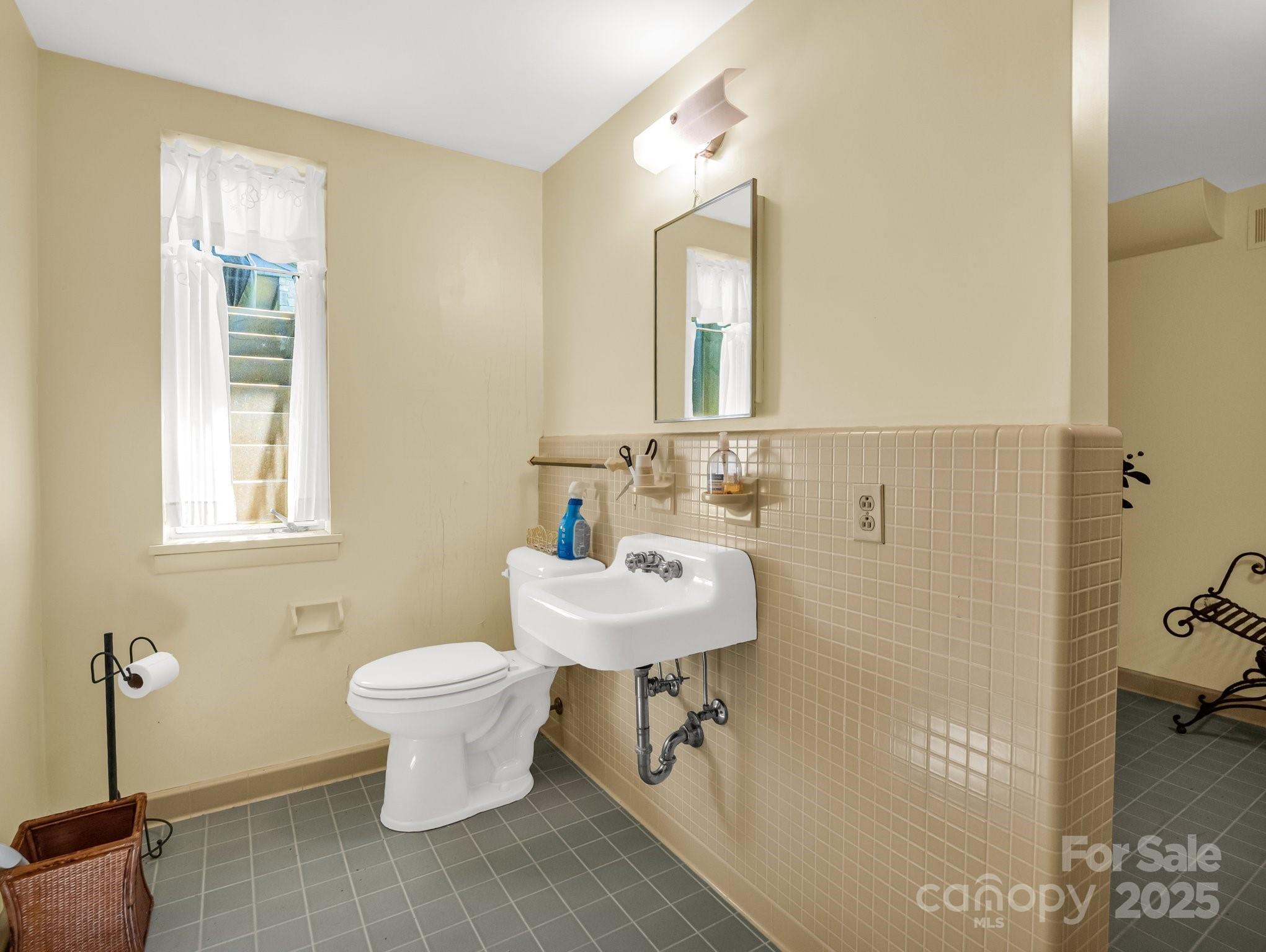 Landrum, South Carolina, 29356, United States, 3 Bedrooms Bedrooms, ,5 BathroomsBathrooms,Residential,For Sale,1847150