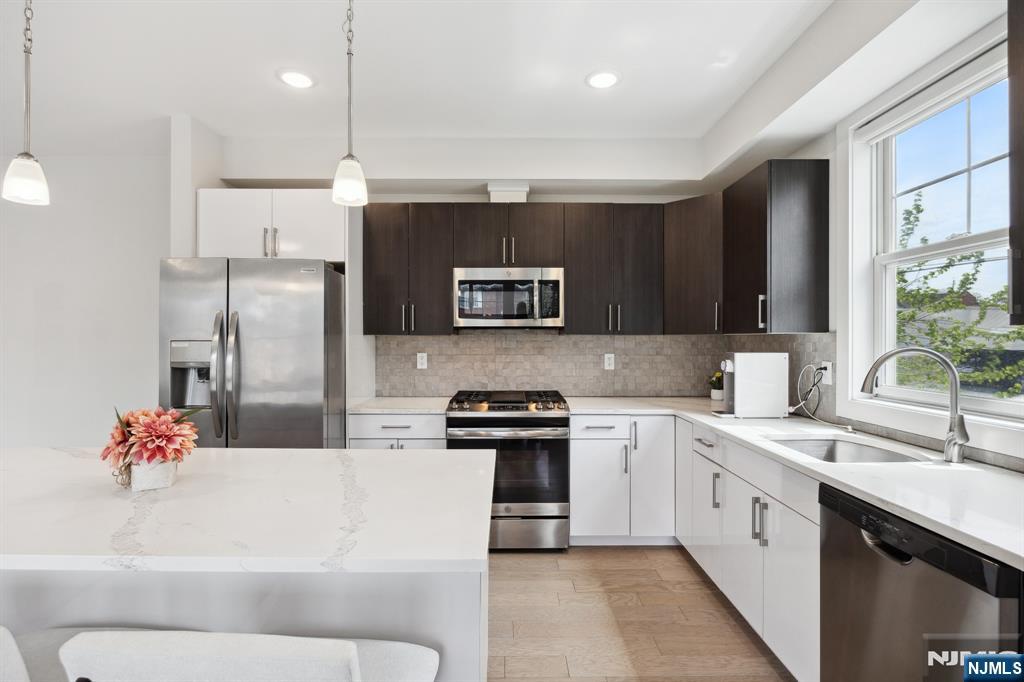 Fort Lee, New Jersey, 07024, United States, 3 Bedrooms Bedrooms, ,3 BathroomsBathrooms,Residential,For Sale,1932356
