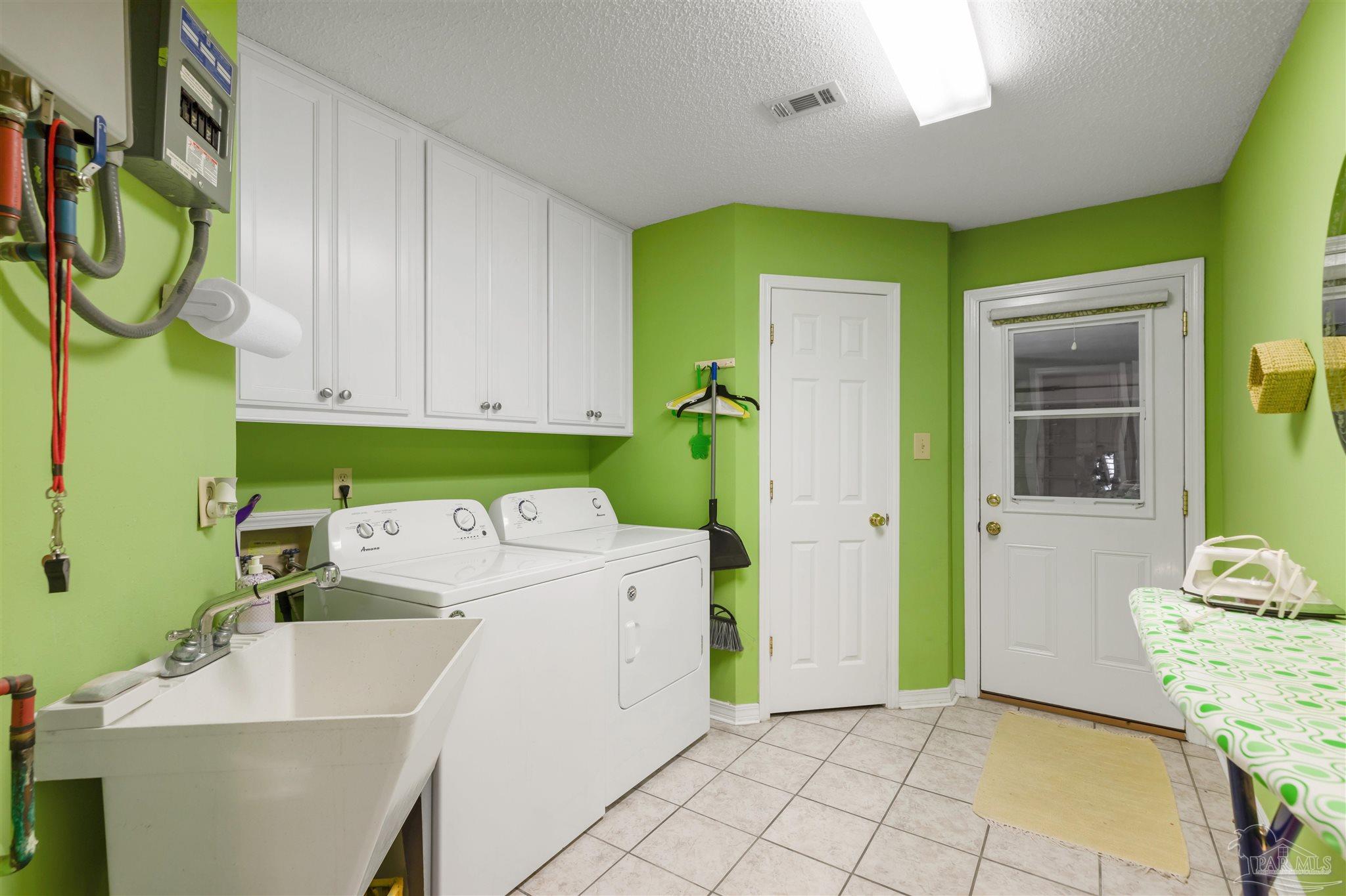 Gulf Breeze, Florida, 32563, United States, 4 Bedrooms Bedrooms, ,4 BathroomsBathrooms,Residential,For Sale,1847314