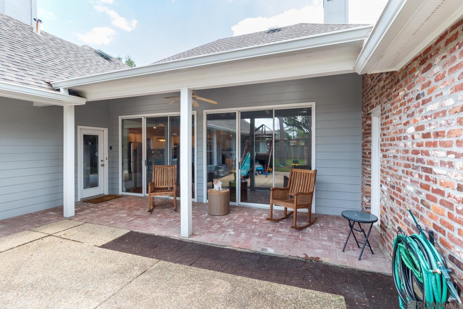Baton Rouge, Louisiana, 70808, United States, 4 Bedrooms Bedrooms, ,3 BathroomsBathrooms,Residential,For Sale,1935637