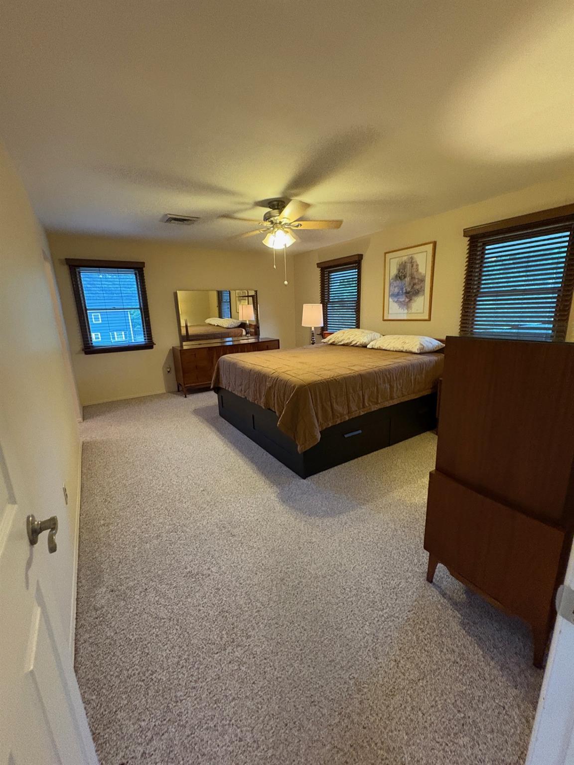 Hauppauge, New York, 11788, United States, 4 Bedrooms Bedrooms, ,3 BathroomsBathrooms,Residential,For Sale,1924109