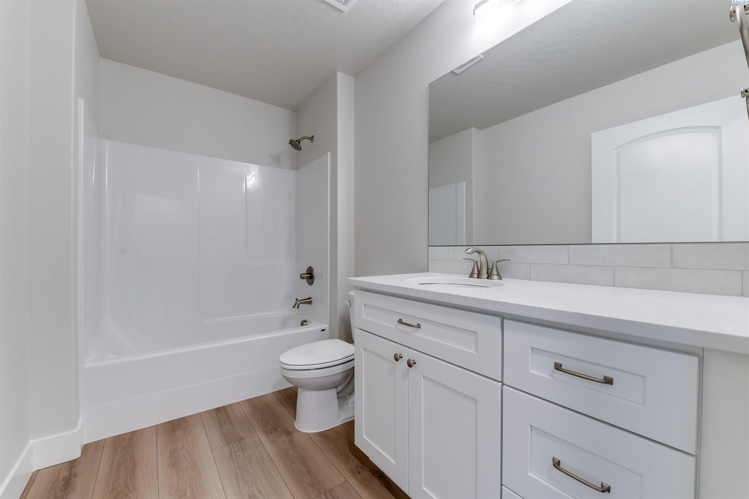 Kennewick, Washington, 99338, United States, 4 Bedrooms Bedrooms, ,1 BathroomBathrooms,Residential,For Sale,1933332