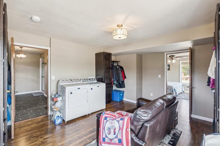 Newton, Iowa, 50208, United States, 4 Bedrooms Bedrooms, ,4 BathroomsBathrooms,Residential,For Sale,1927936