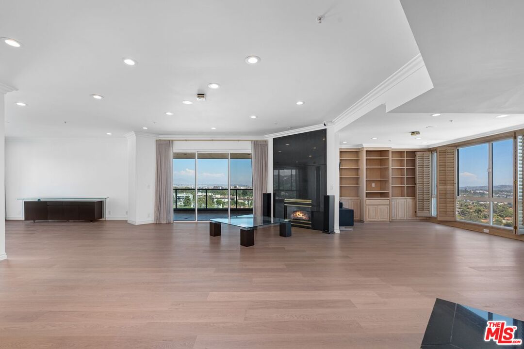 Los Angeles, California, 90024, United States, 3 Bedrooms Bedrooms, ,3 BathroomsBathrooms,Residential,For Sale,1949652