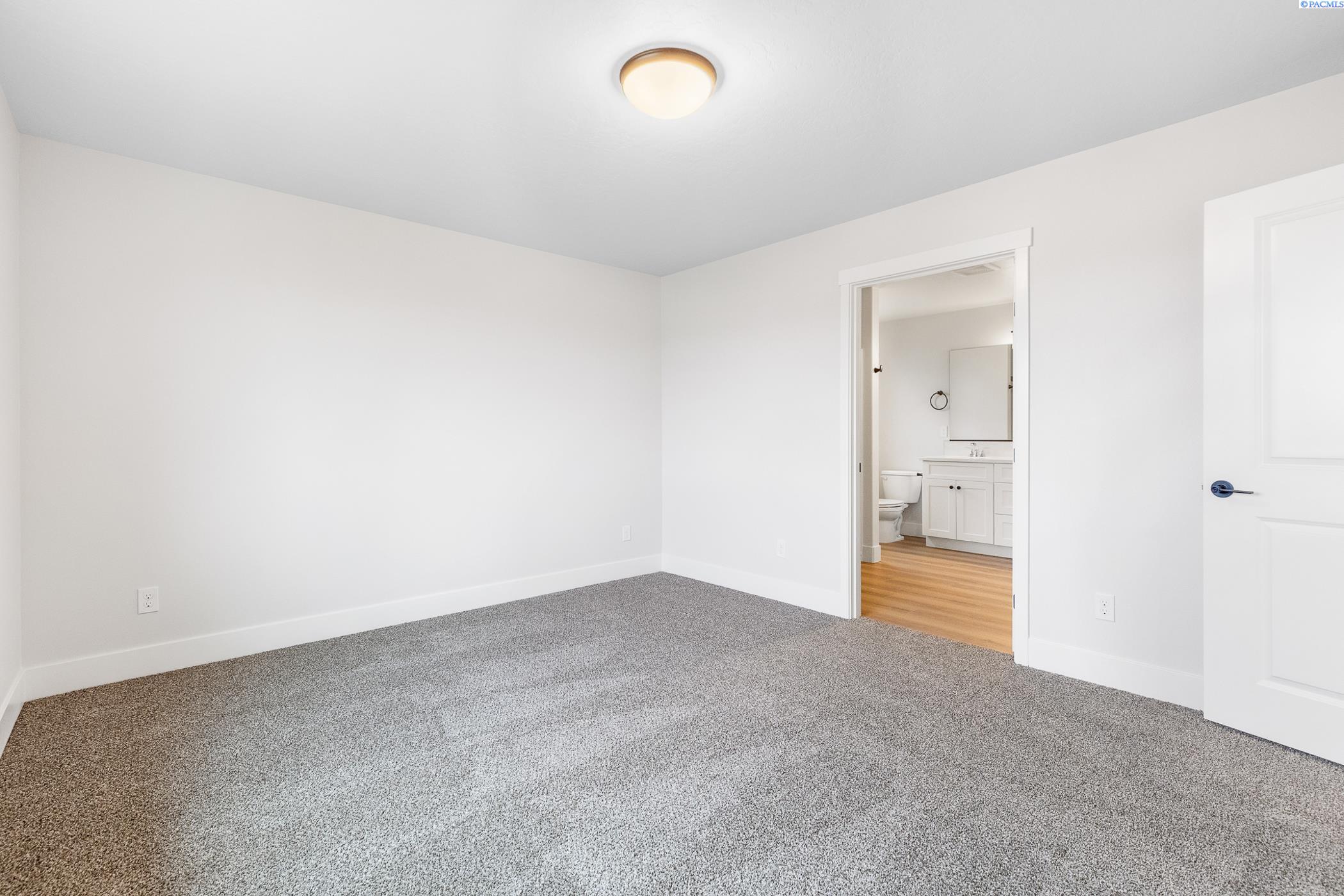 Kennewick, Washington, 99338, United States, 4 Bedrooms Bedrooms, ,1 BathroomBathrooms,Residential,For Sale,1988920