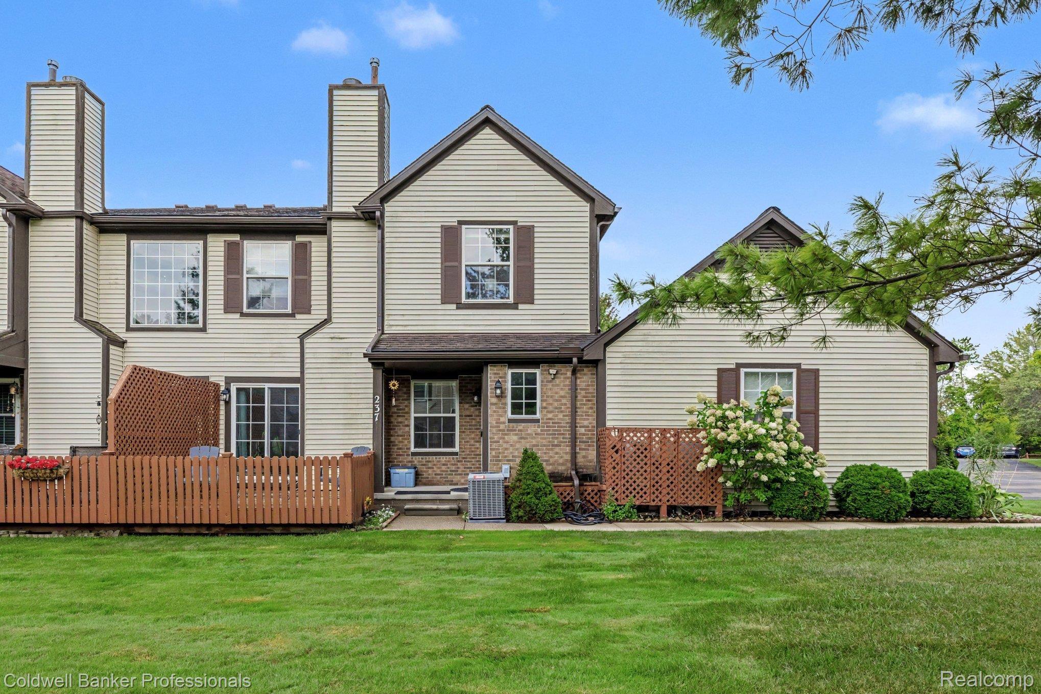 Barrington Cir, Lake Orion, MI 48360 #1