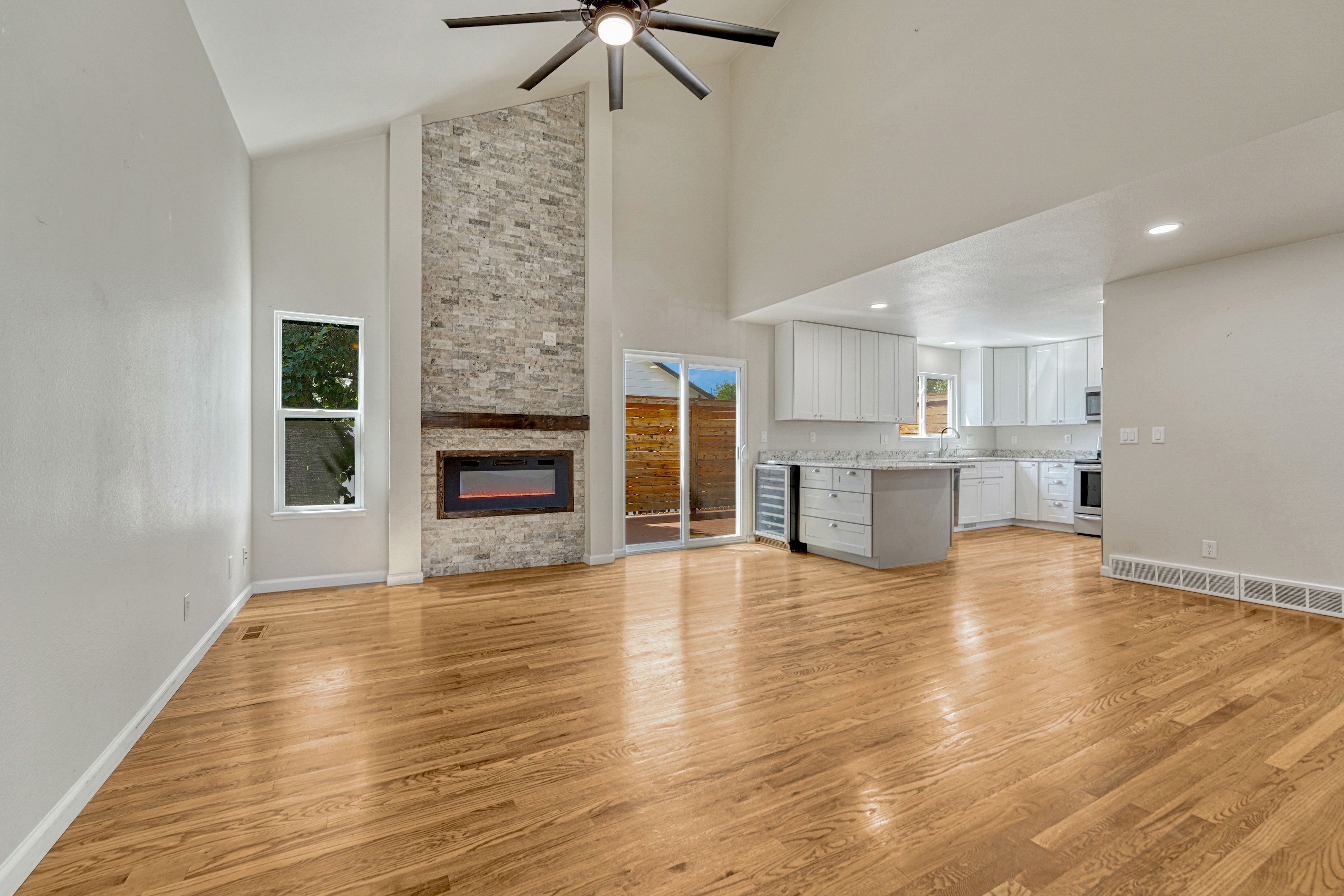  Hardwood Flooring and Mountain Views in 80919 - 物件實景