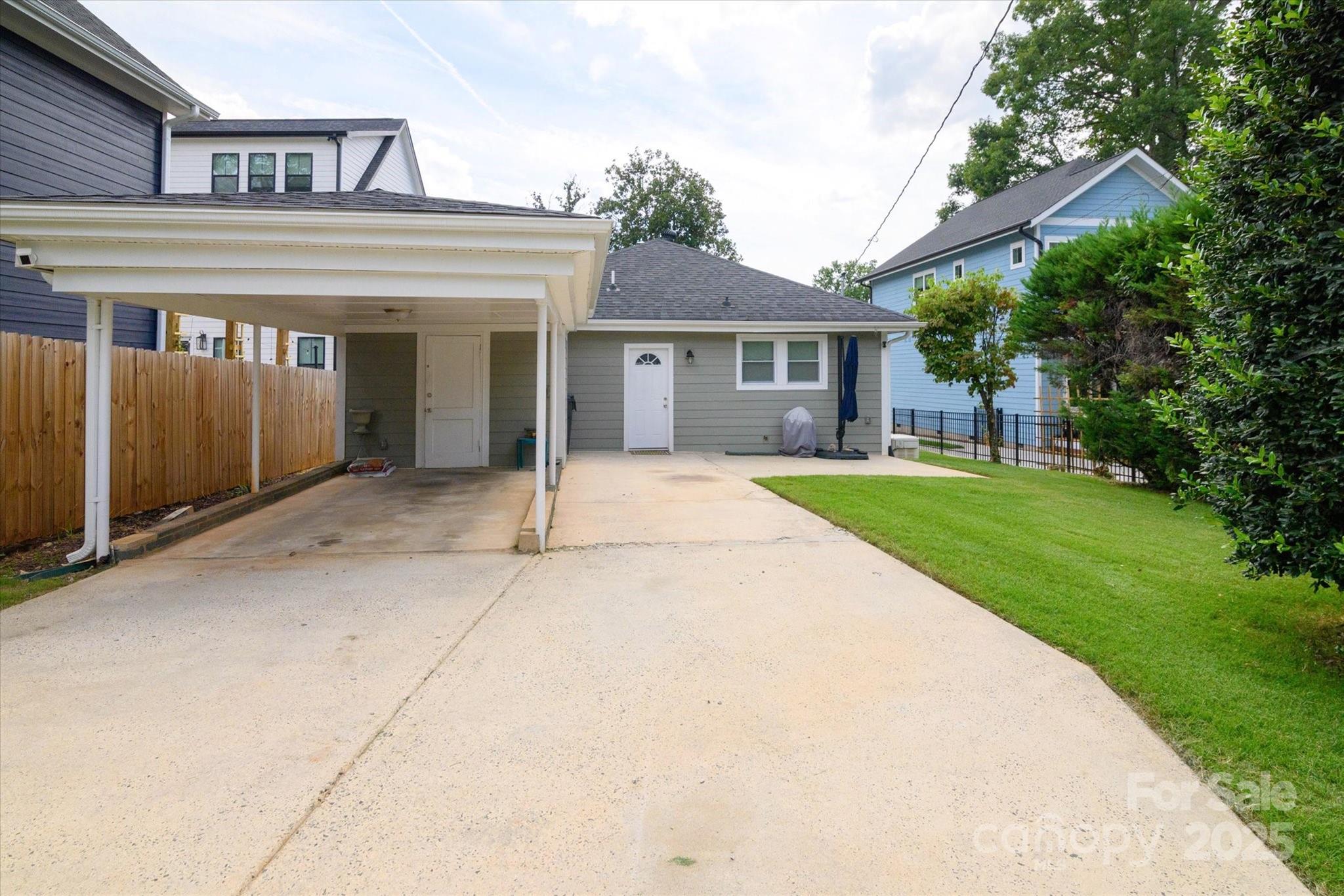 Charlotte, North Carolina, 28208, United States, 3 Bedrooms Bedrooms, ,2 BathroomsBathrooms,Residential,For Sale,1911586