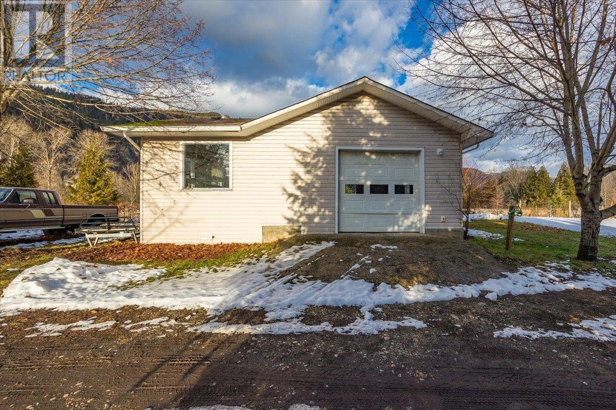 SICAMOUS, British Columbia, V0E 2V4, CA, 2 Bedrooms Bedrooms, ,2 BathroomsBathrooms,Residential,For Sale,1949682